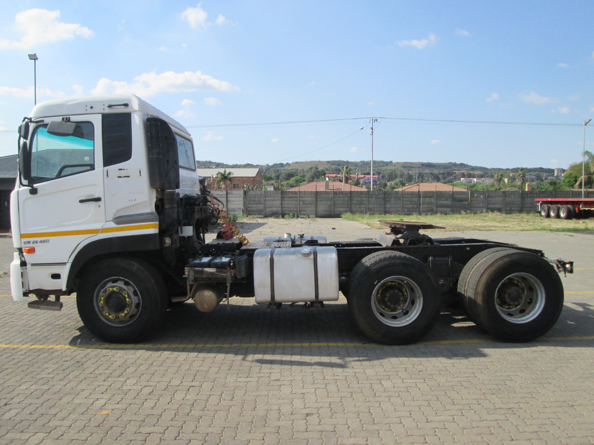 2015 UD QUON GW26-450 TRUCK TRACTOR - Image 4