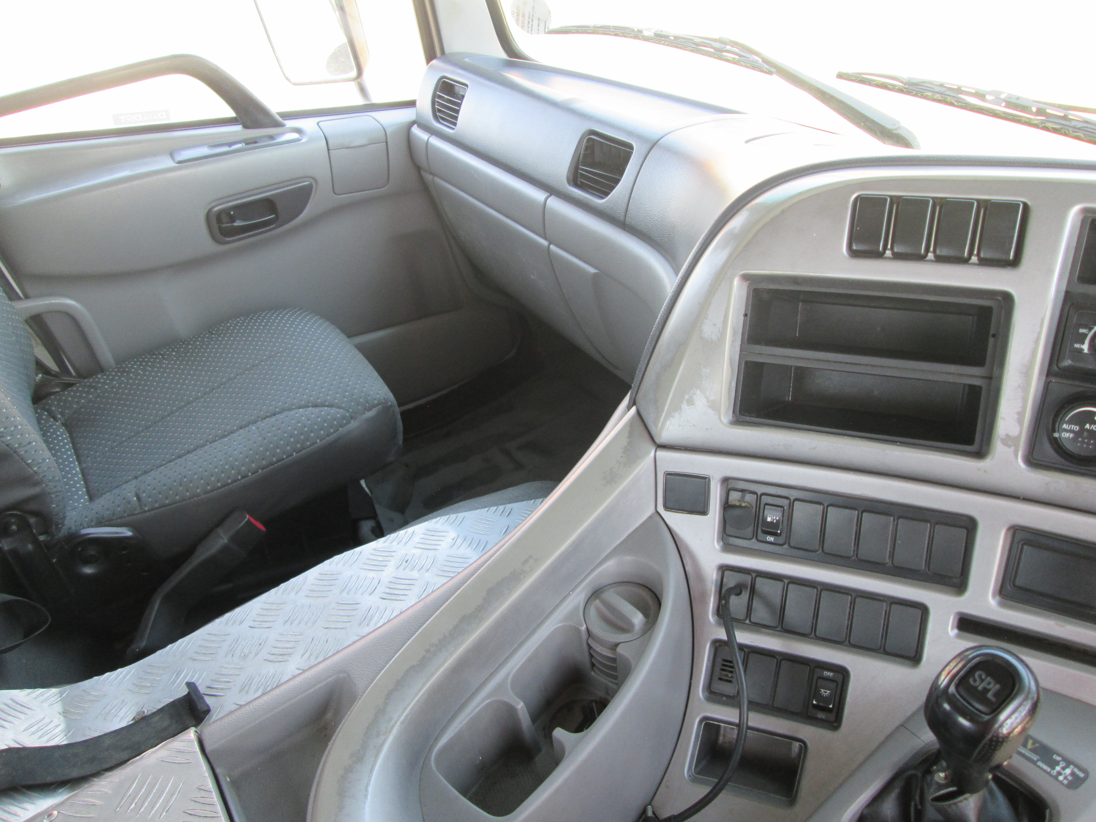 2015 UD QUON GW26-450 TRUCK TRACTOR 359828KM - Image 12