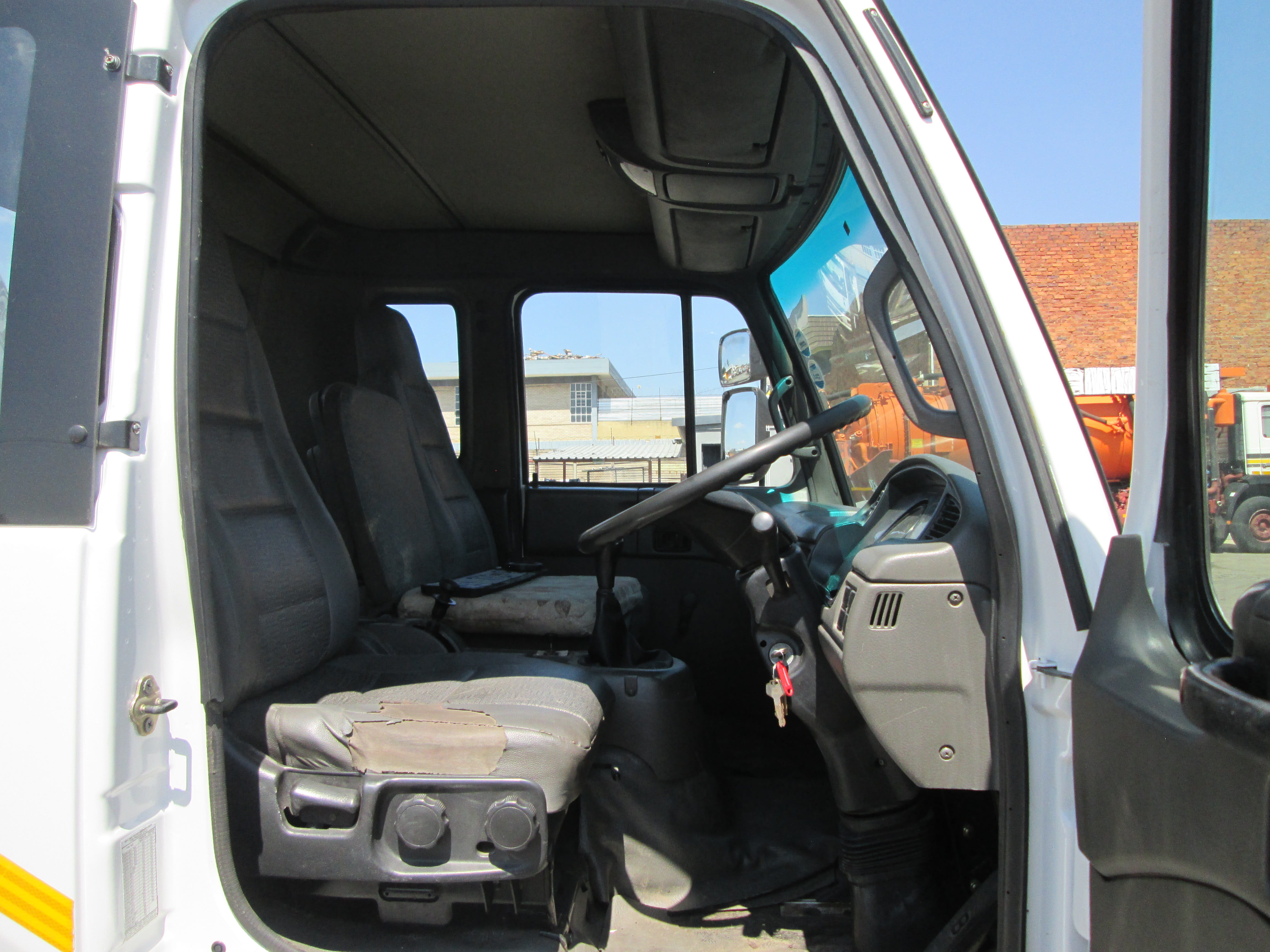 2004 UD60 6TON DROPSIDE WITH CAB MOUNT BONFIGLIOLI P,7200L 20039KM - Image 10