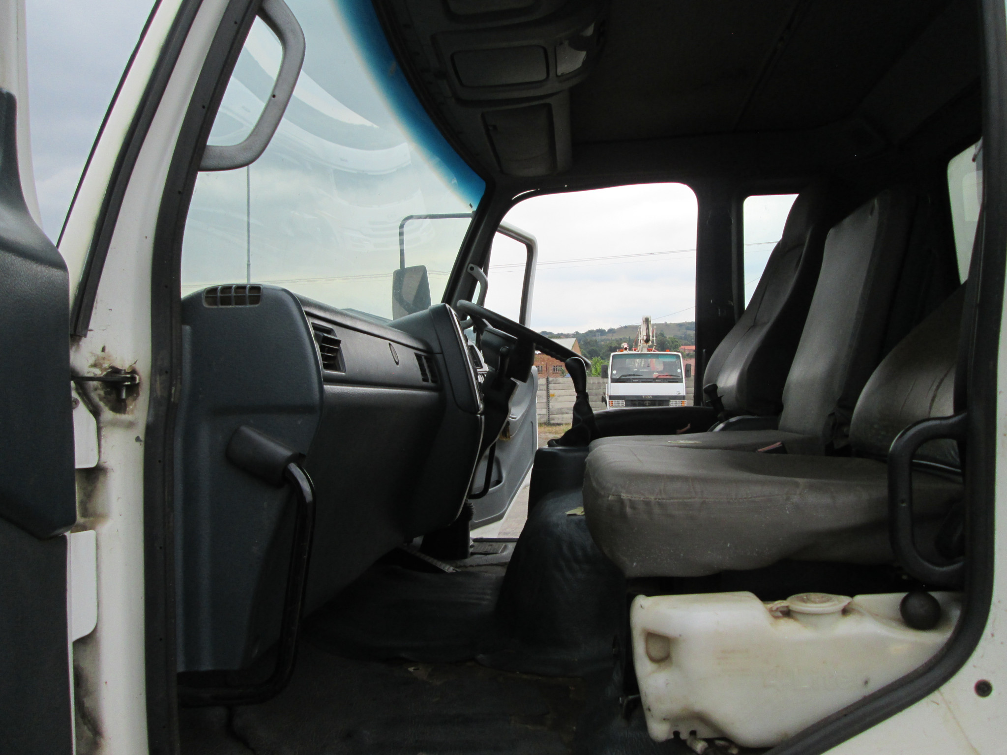 2011 UD TRUCK UD80 8TON DROPSIDE WITH FASSI F65 CRANE & CREWCAB - Image 12