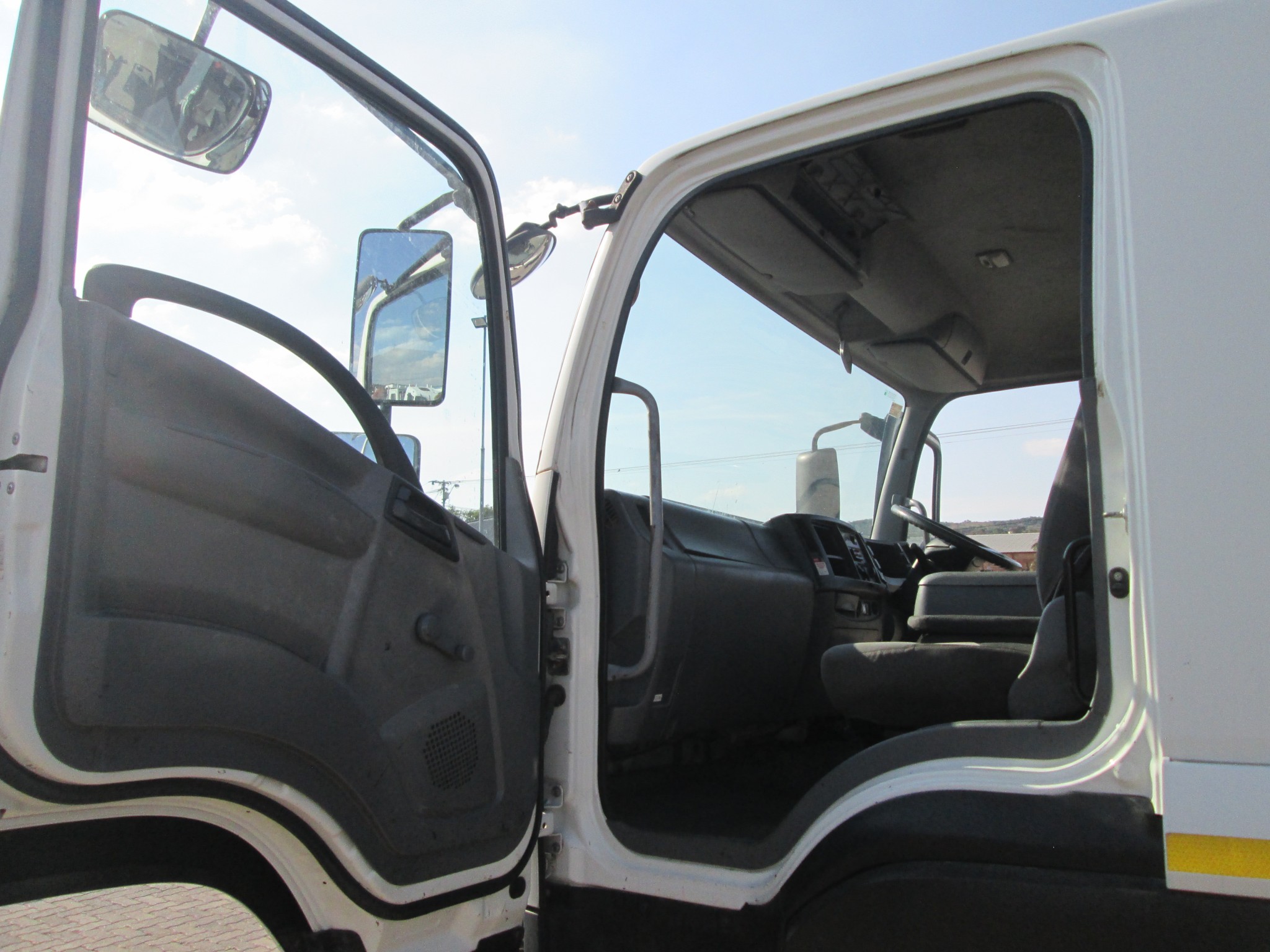 2014 ISUZU FTR850 5CUBE TIPPER DROPSIDE BODY WITH FASSI F80 CRANE AND GRAB - Image 11