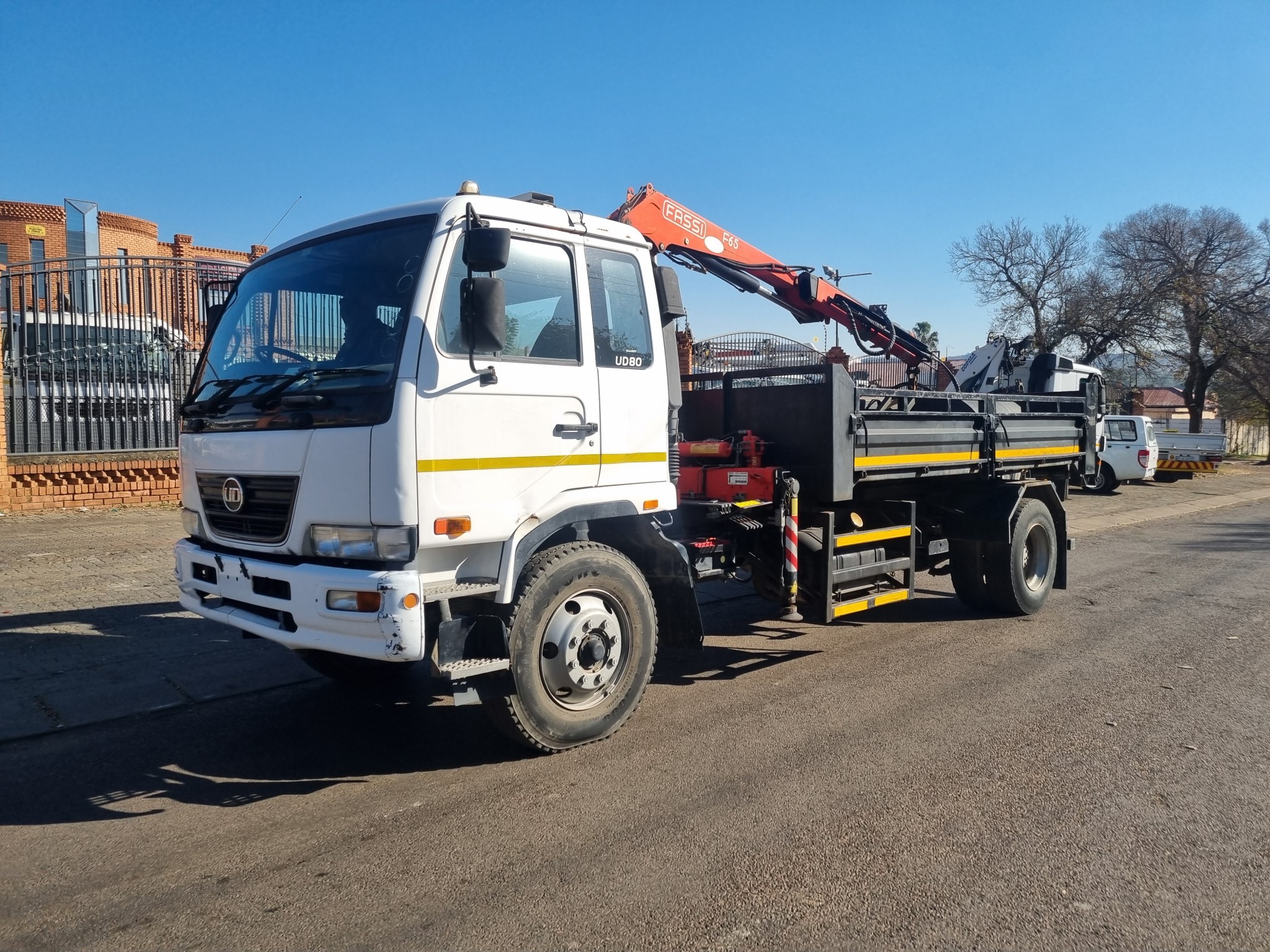2013 UD80 5CUBE  TIPPER DROPSIDE BODY WITH FASSI F65 CRANE & GRAB - Image 3
