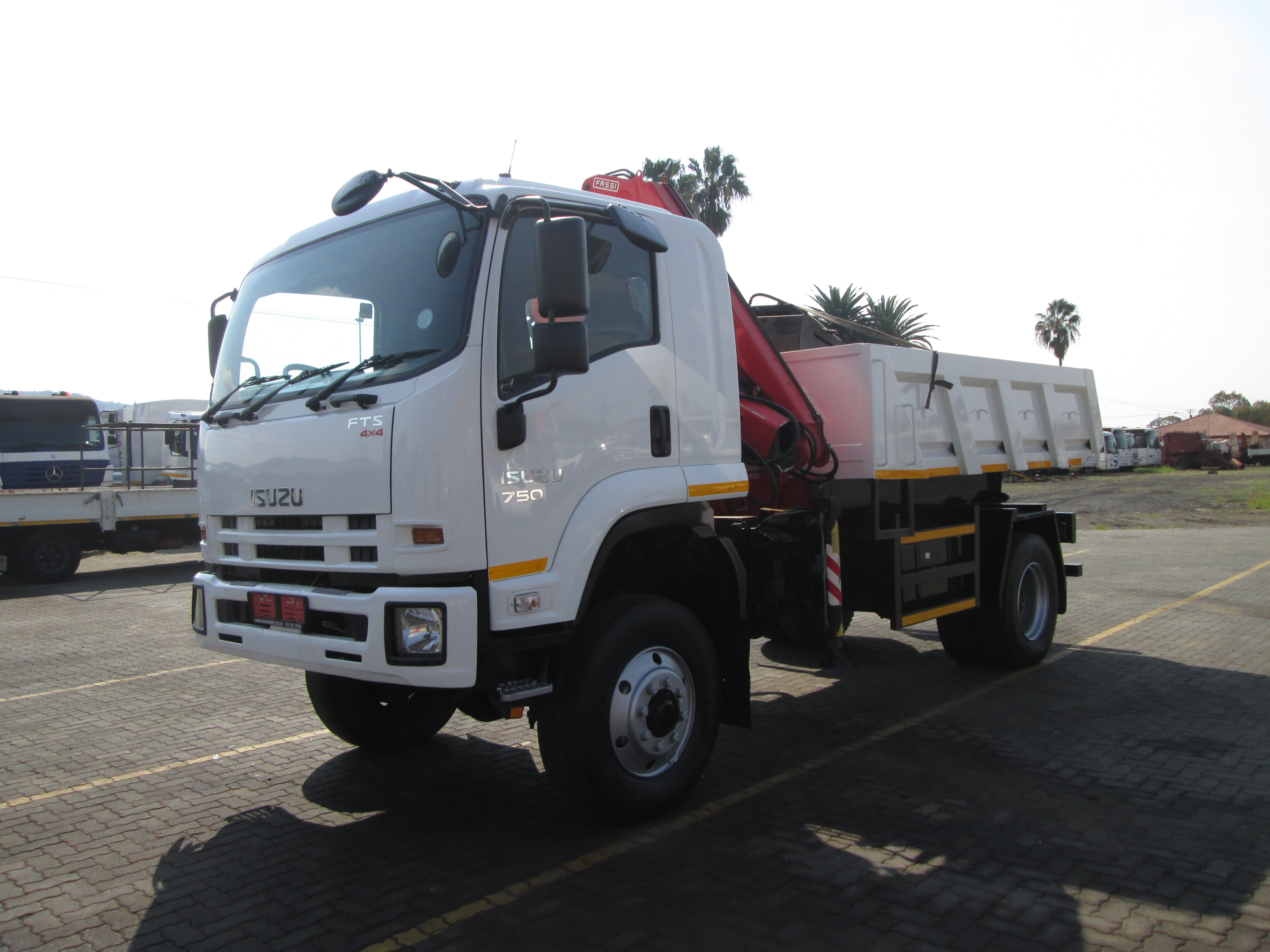 2014 ISUZU FTS750 4X4 5CUBE TIPPER DROPSIDE WITH FASSI F65 CRANE - 188628KM - Image 3