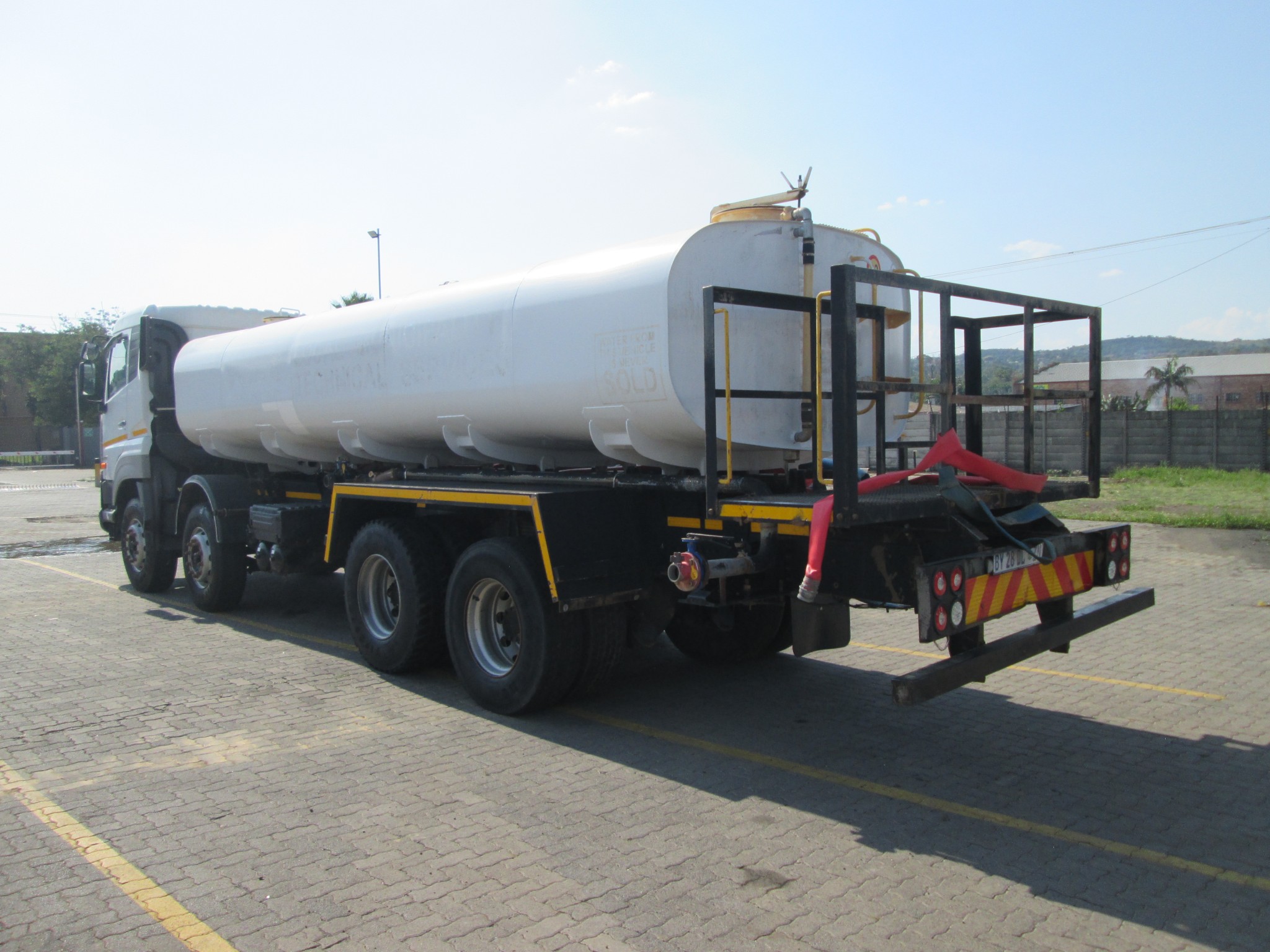 2019 UD QUESTER CGE420 TWINSTEER 18000L WATER TANKER - Image 5