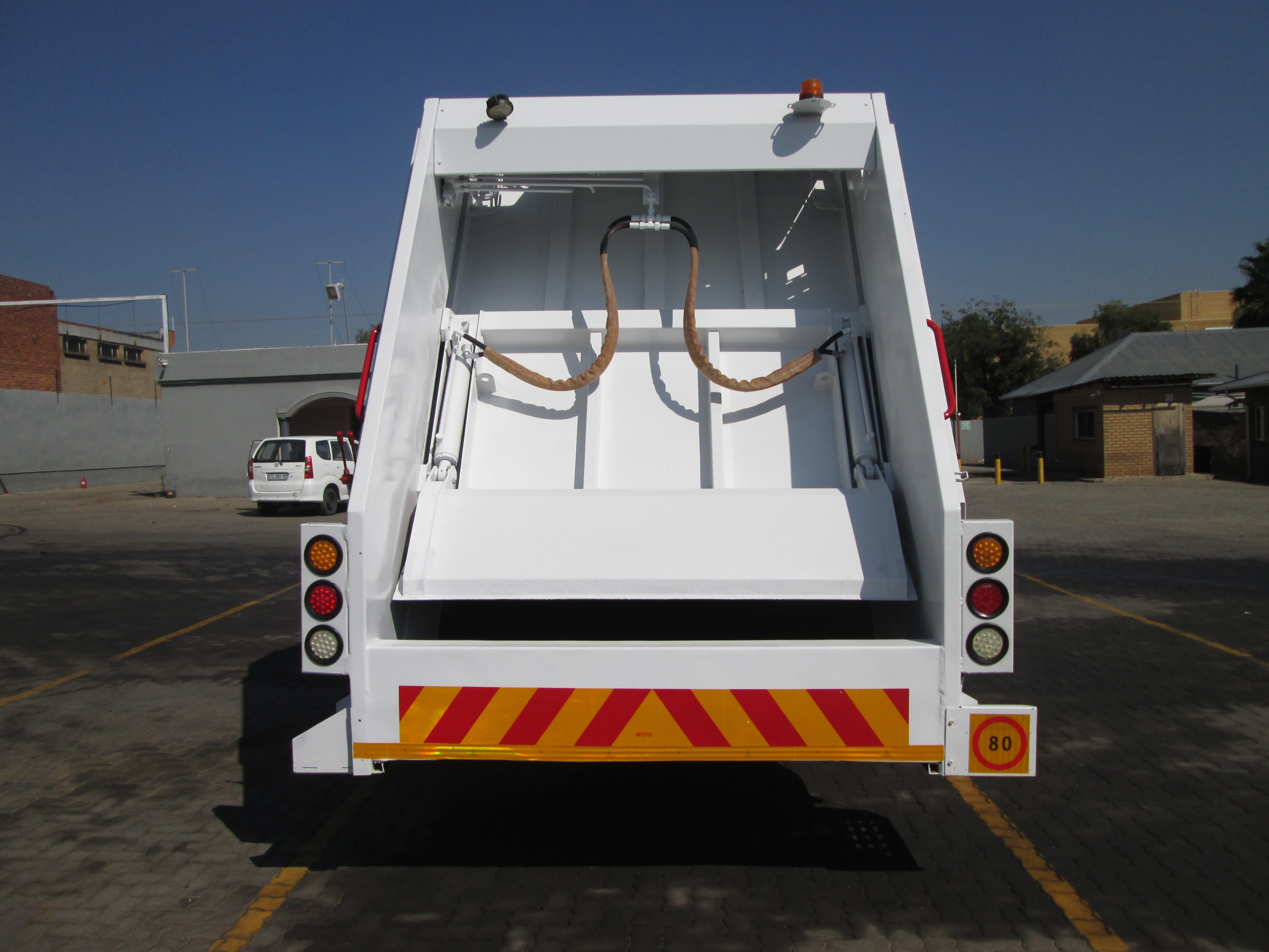 2018 FUSO FJ16-230 13CUBE COMPACTOR - Image 6