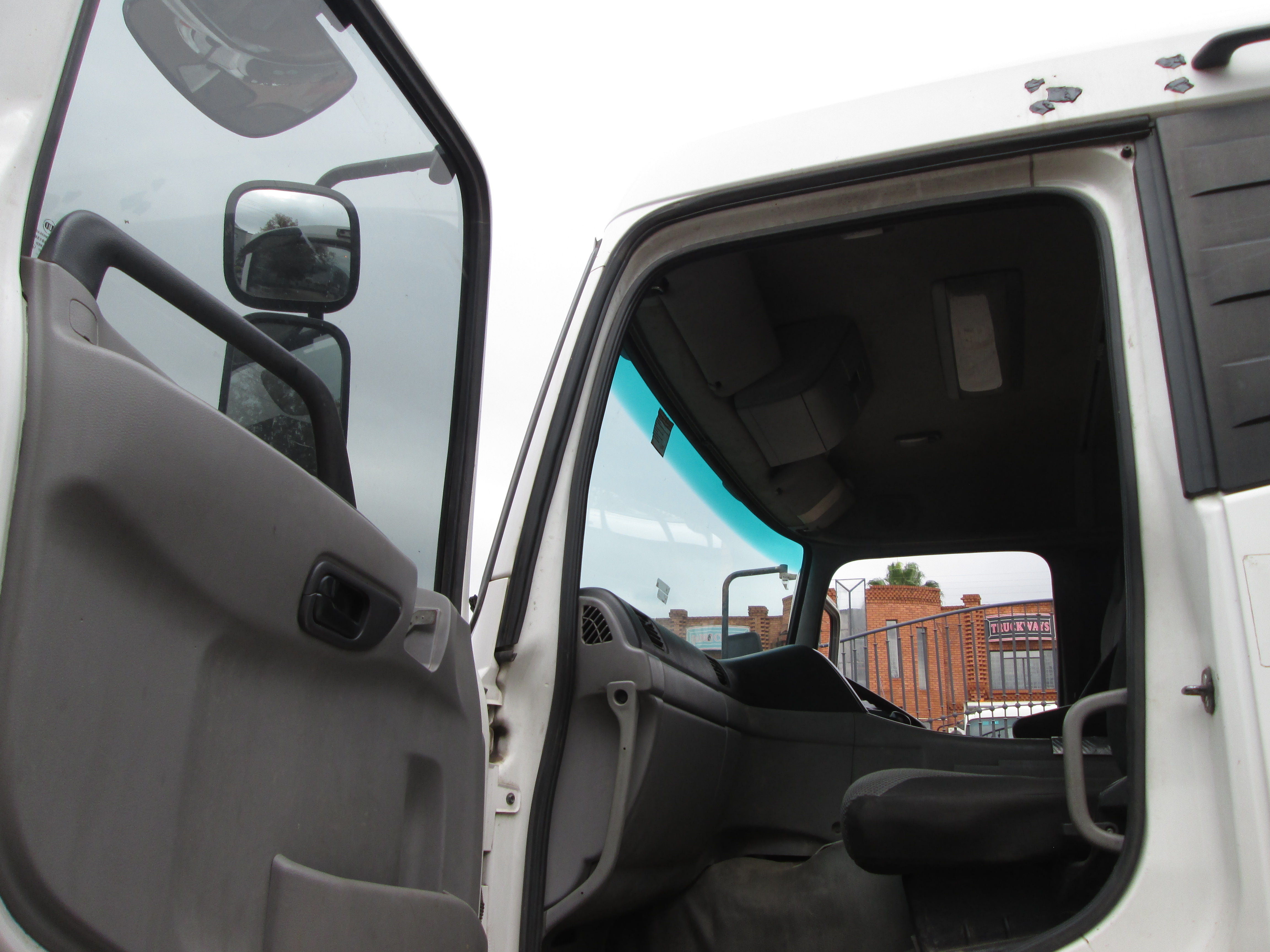 2015 UD QUON GW26-450 TRUCK TRACTOR 263383KM - Image 13