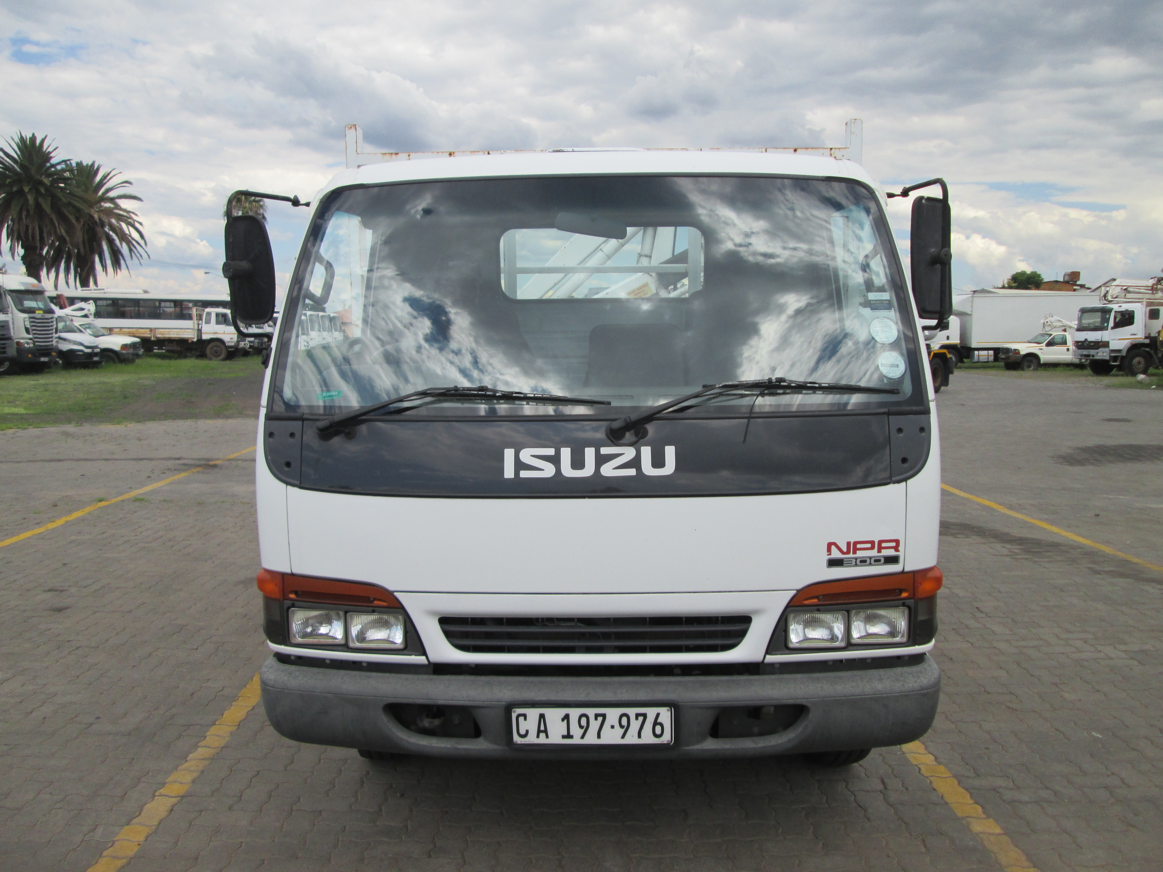 1999 ISUZU NPR300 3TON DROPSIDE WITH BONFIGLIOLI  P5000L CRANE - Image 2