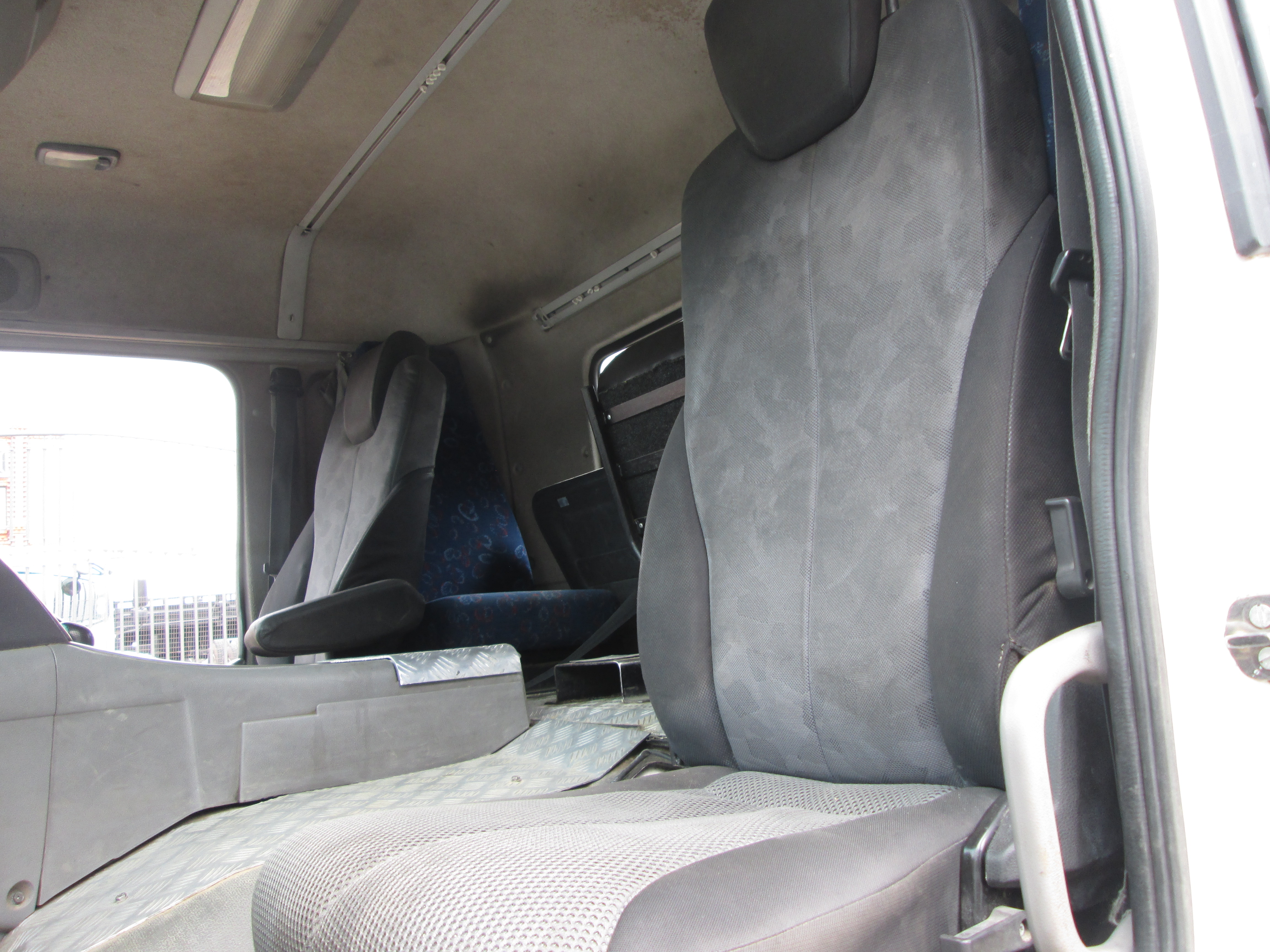 2015 UD QUON GW26-450 TRUCK TRACTOR 263383KM - Image 14
