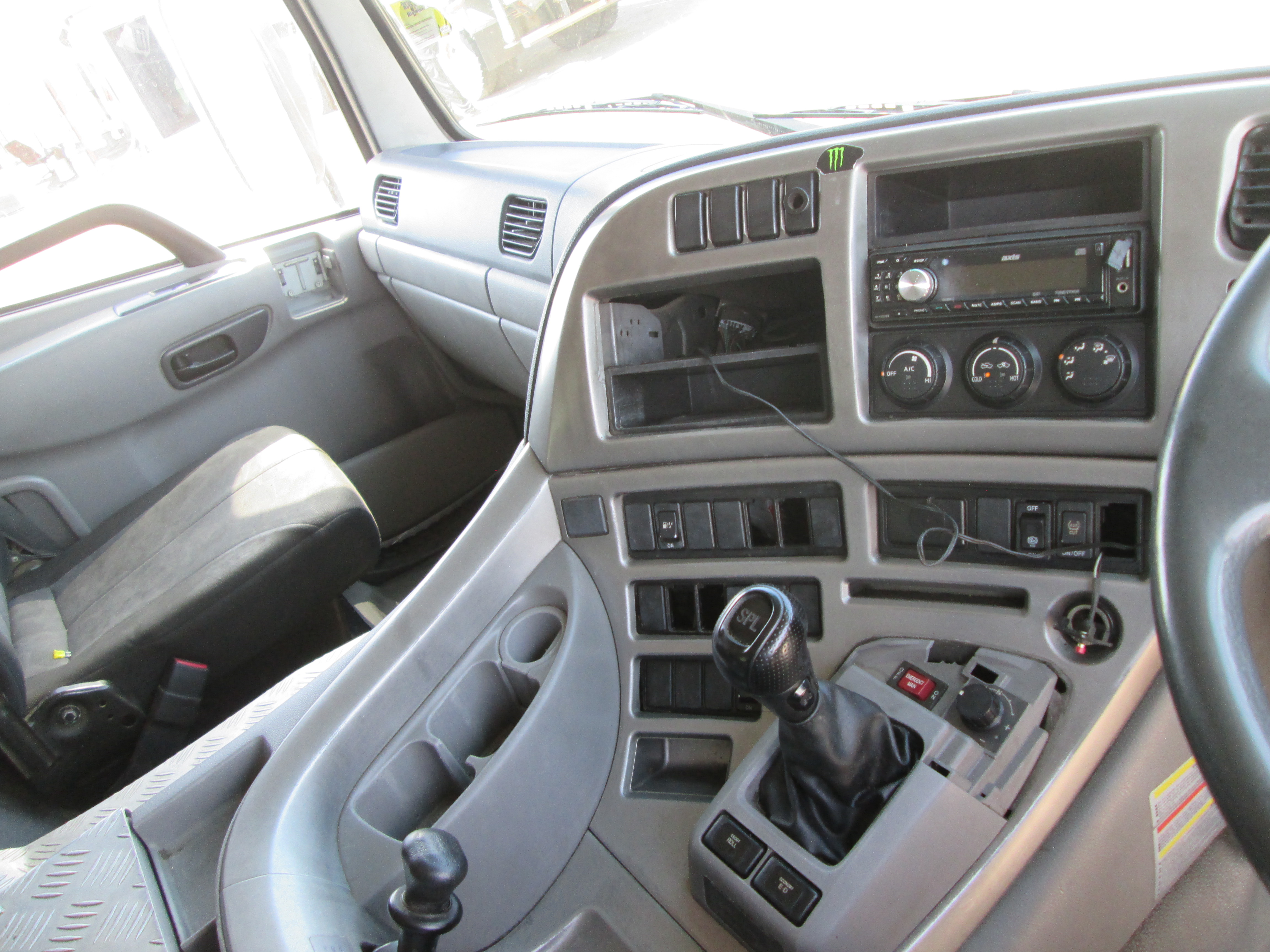 2018 UD QUON GW26-450 TRUCK TRACTOR 246563KM - Image 14