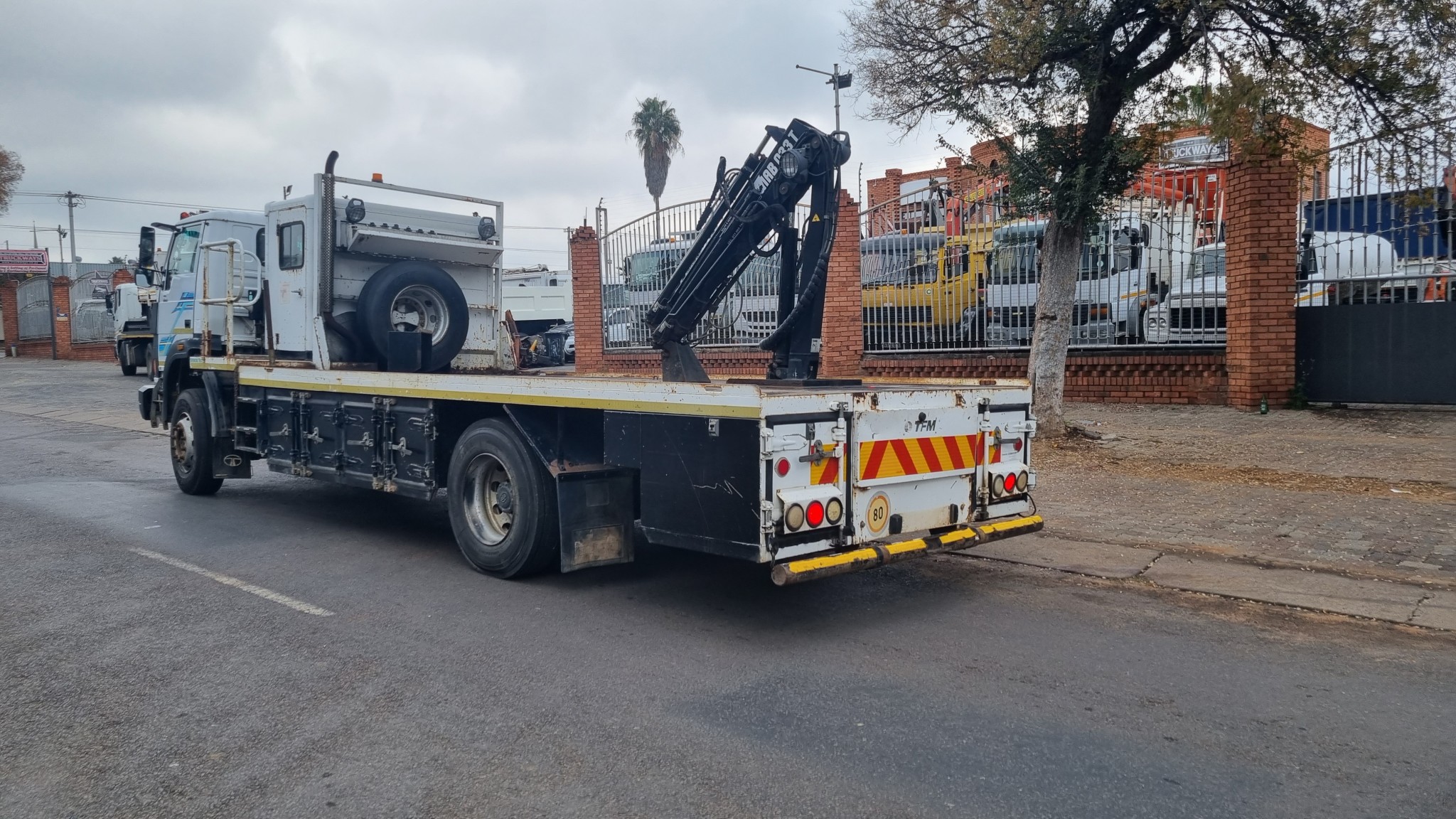 2010 TATA 1518c  8TON FLATDECK WITH 033T HIAB CRANE - Image 6