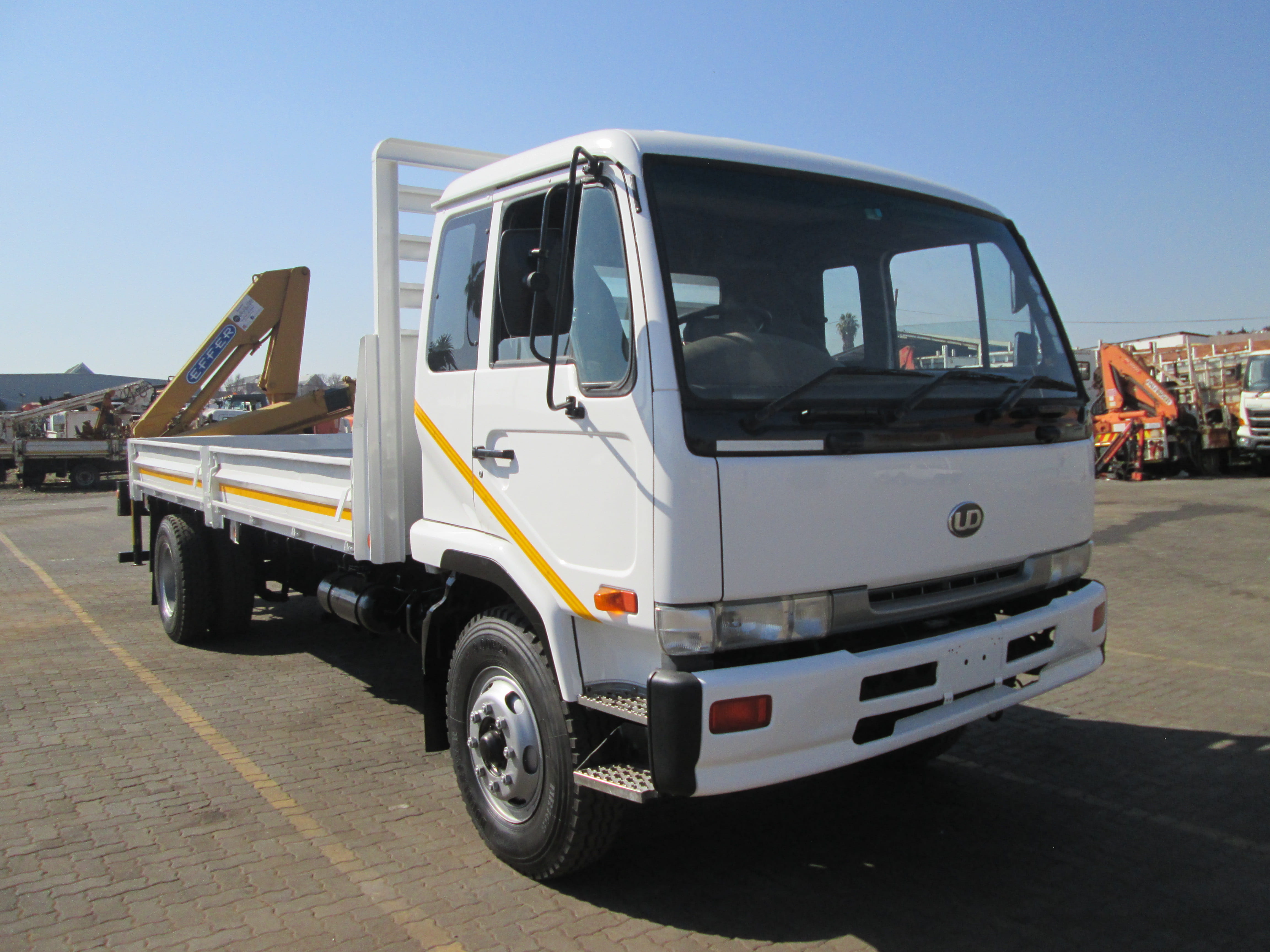 2000 UD80 8TON DROPSIDE WITH EFFER 75 CRANE - 138660KM