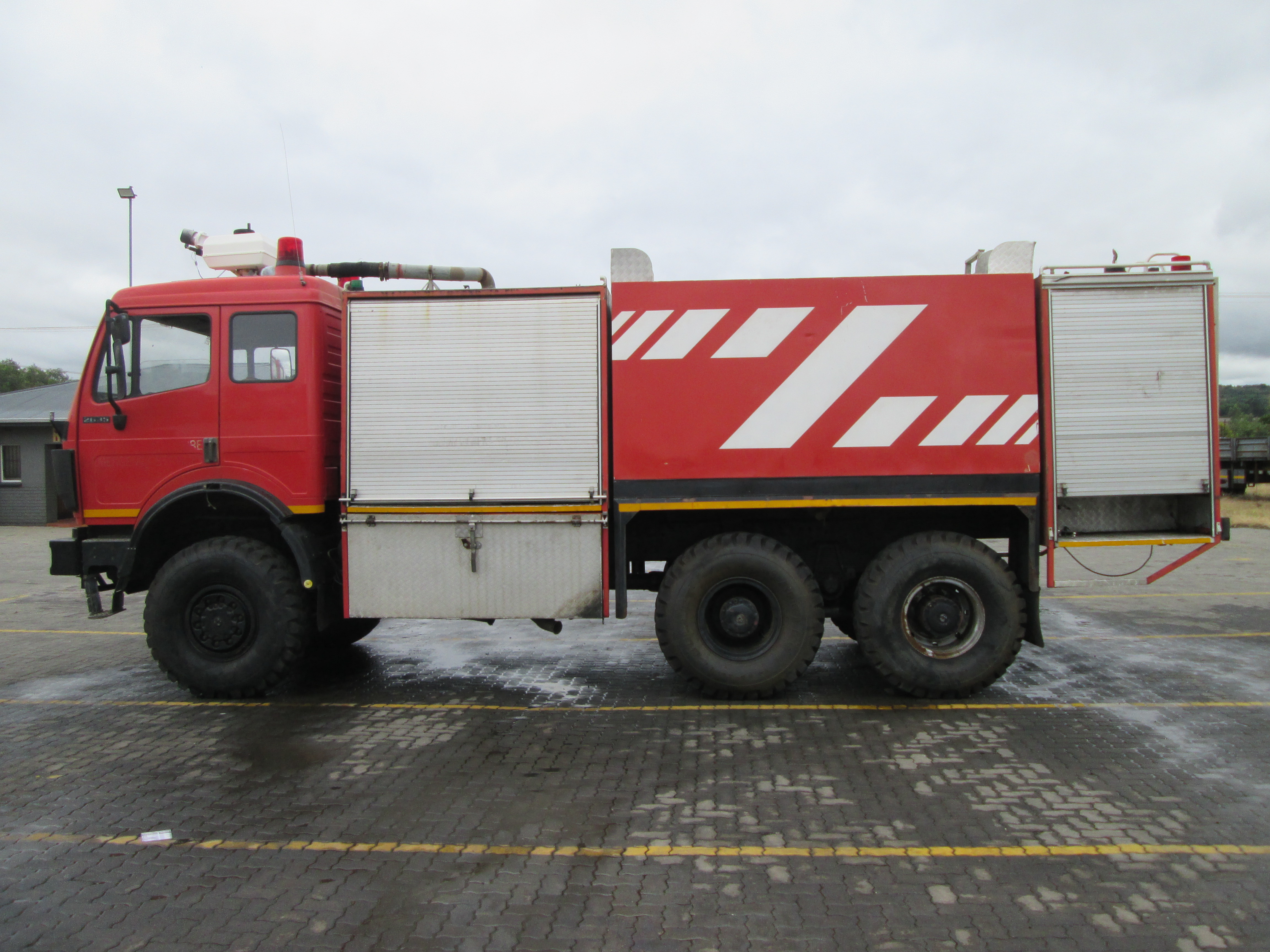 2014 MERCEDES BENZ 2635 ACTROS FIRETRUCK 045317KM - Image 17