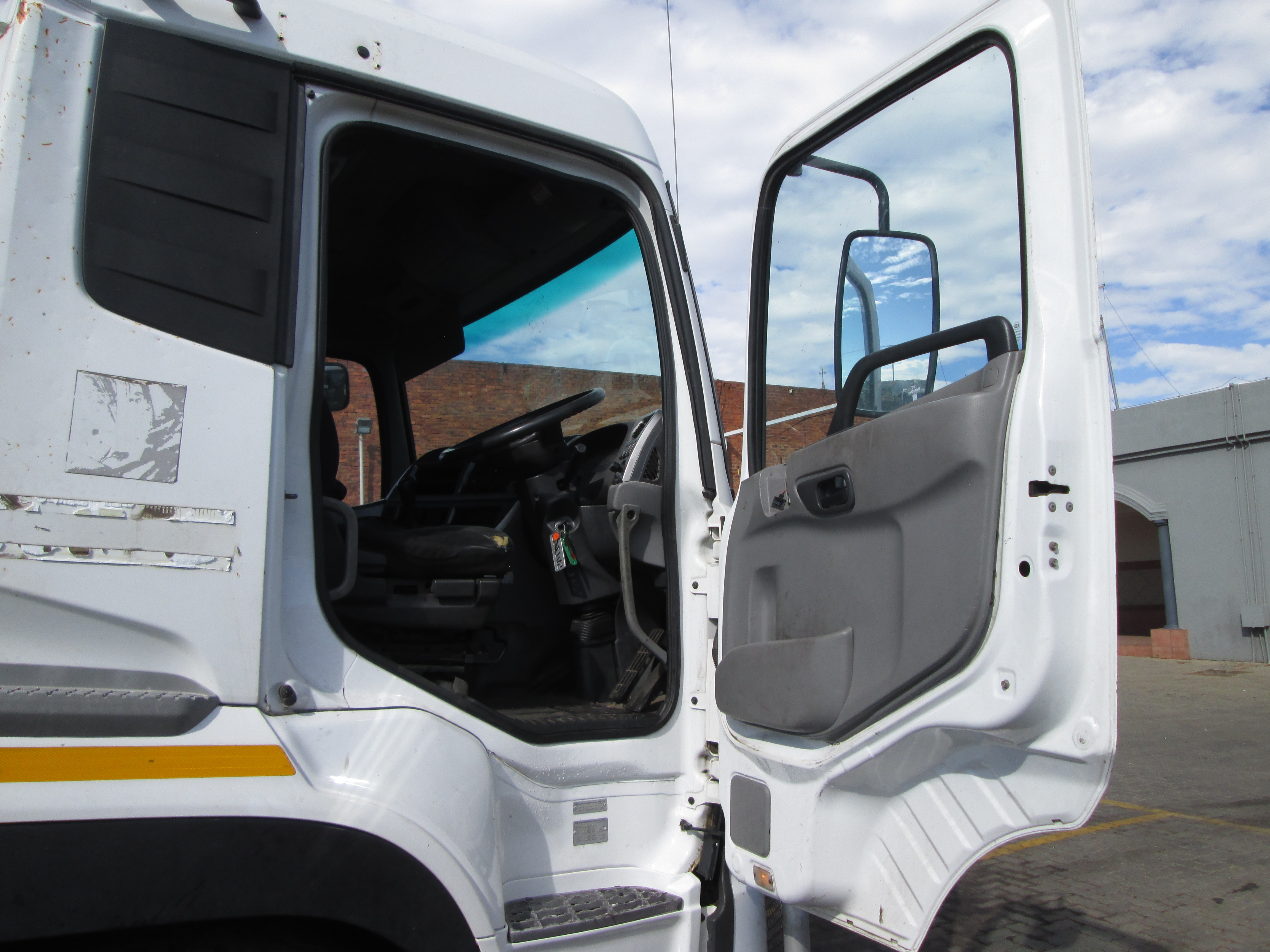 2015 UD QUON GW26-450 TRUCK TRACTOR 294538KM - Image 9