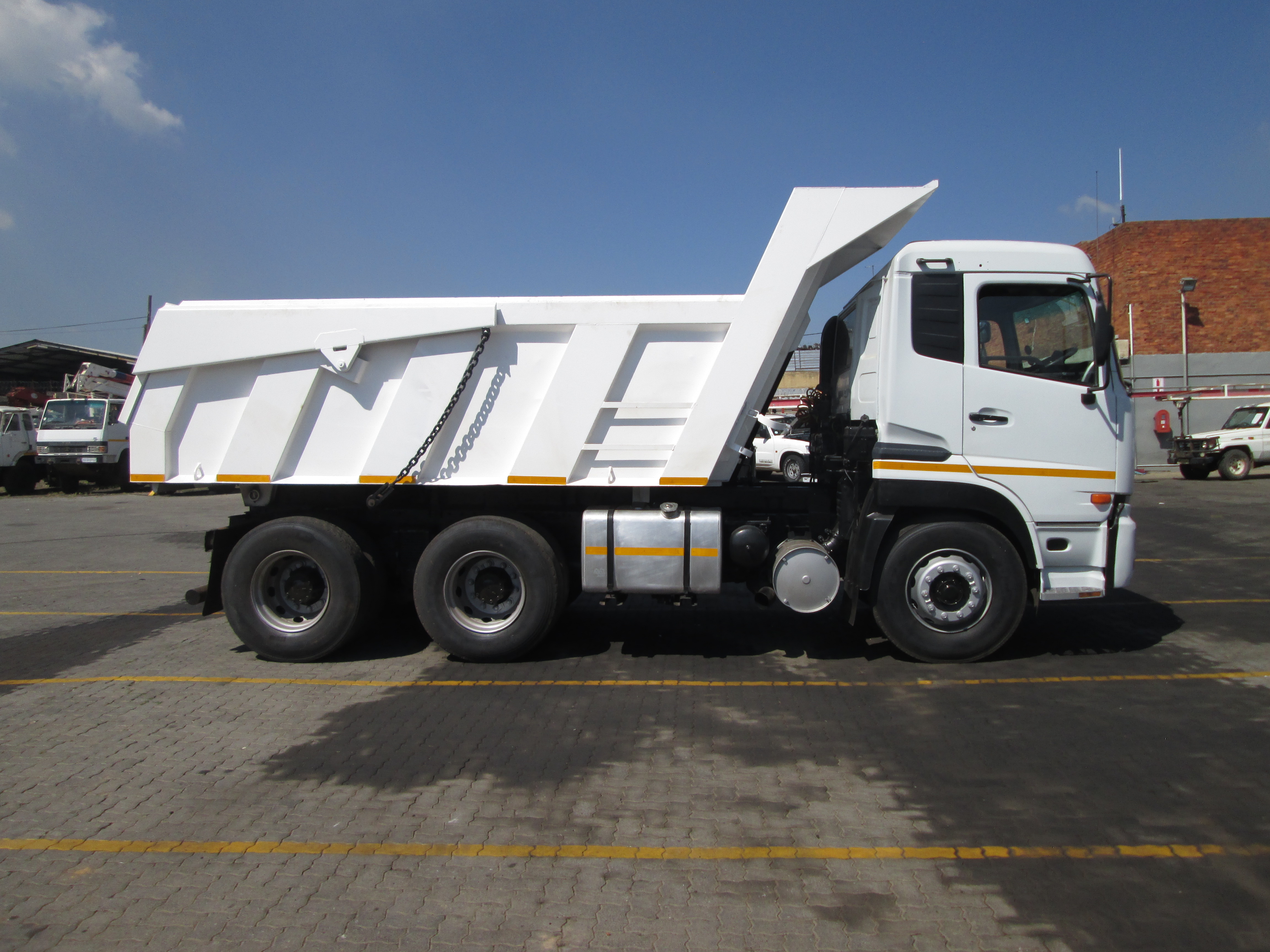 2015 UD QUON GW26-450 10CUBE TIPPER - Image 8