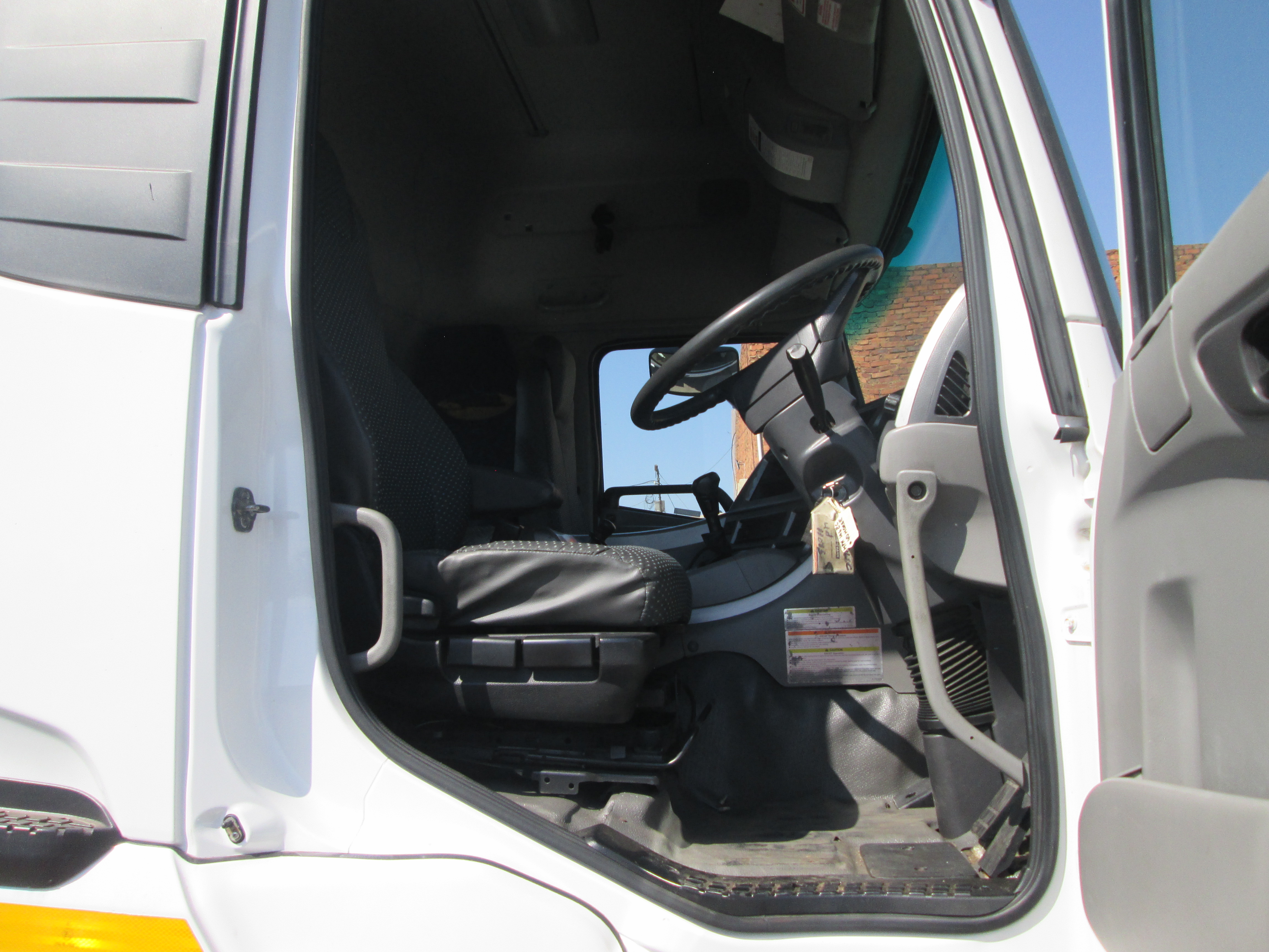 2015 UD QUON GW26-450 TRUCK TRACTOR 359828KM - Image 10
