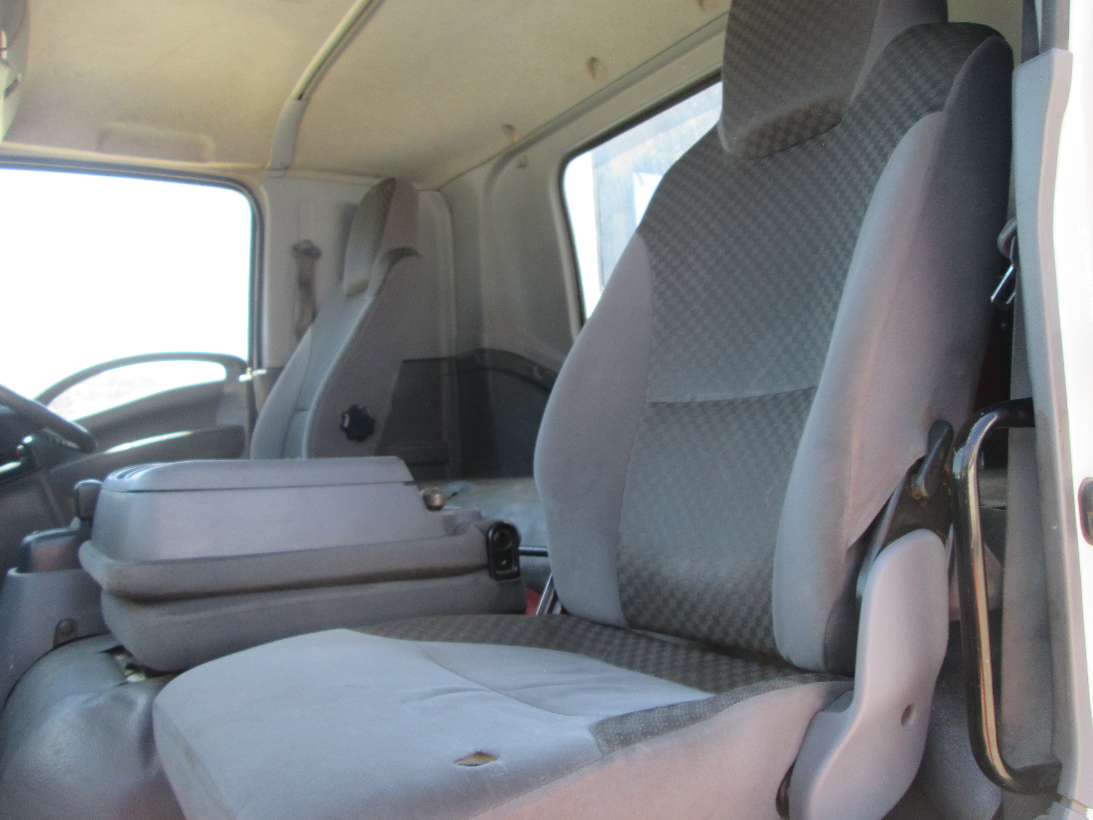 2021 ISUZU FTR850 A SEATER PASSENGER POD FEATURING AN INTEGRATED REAR WORKSTATION, DEDICATED CLIMATE CONTROL, AND EXTERNAL TOOLBOX DRAWERS - 167914KM - Image 30