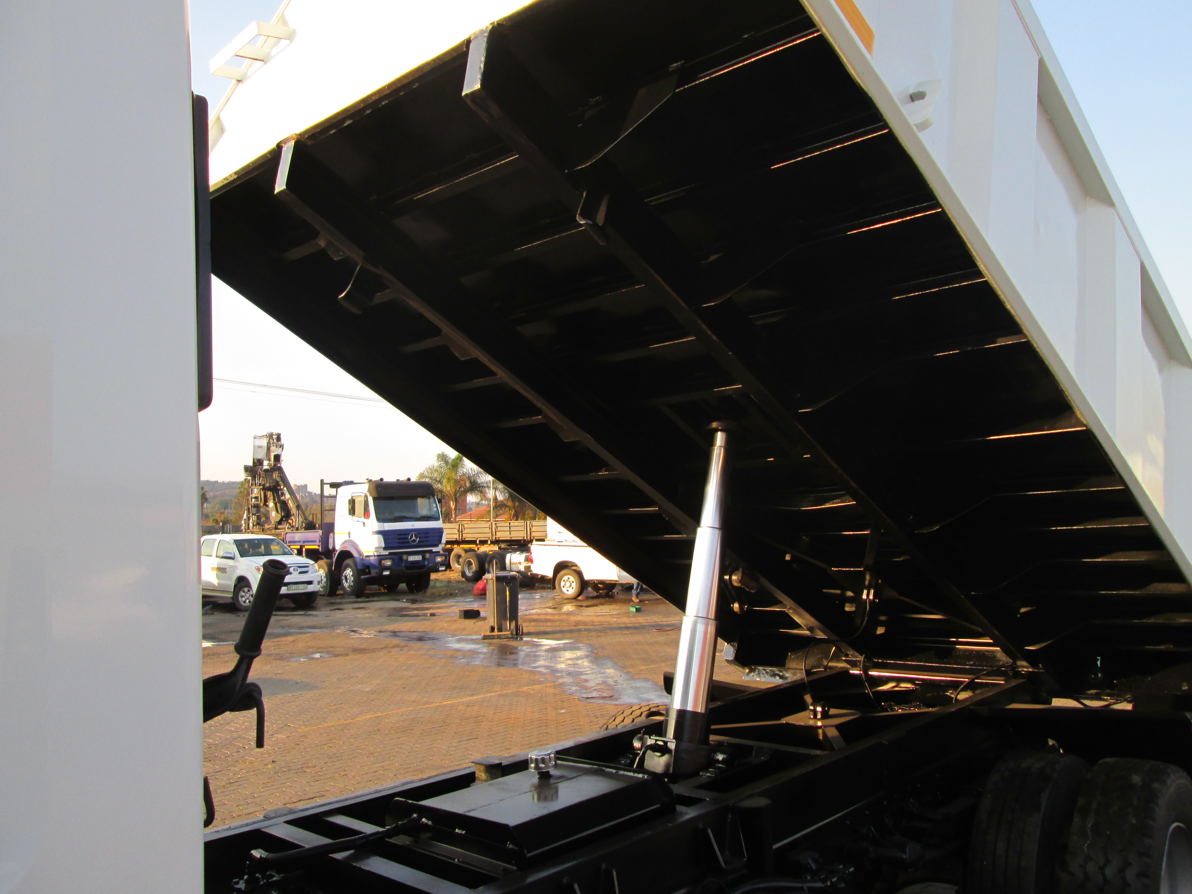 2018 ISUZU FSR800 6CUBE TIPPER 99365KM - Image 17
