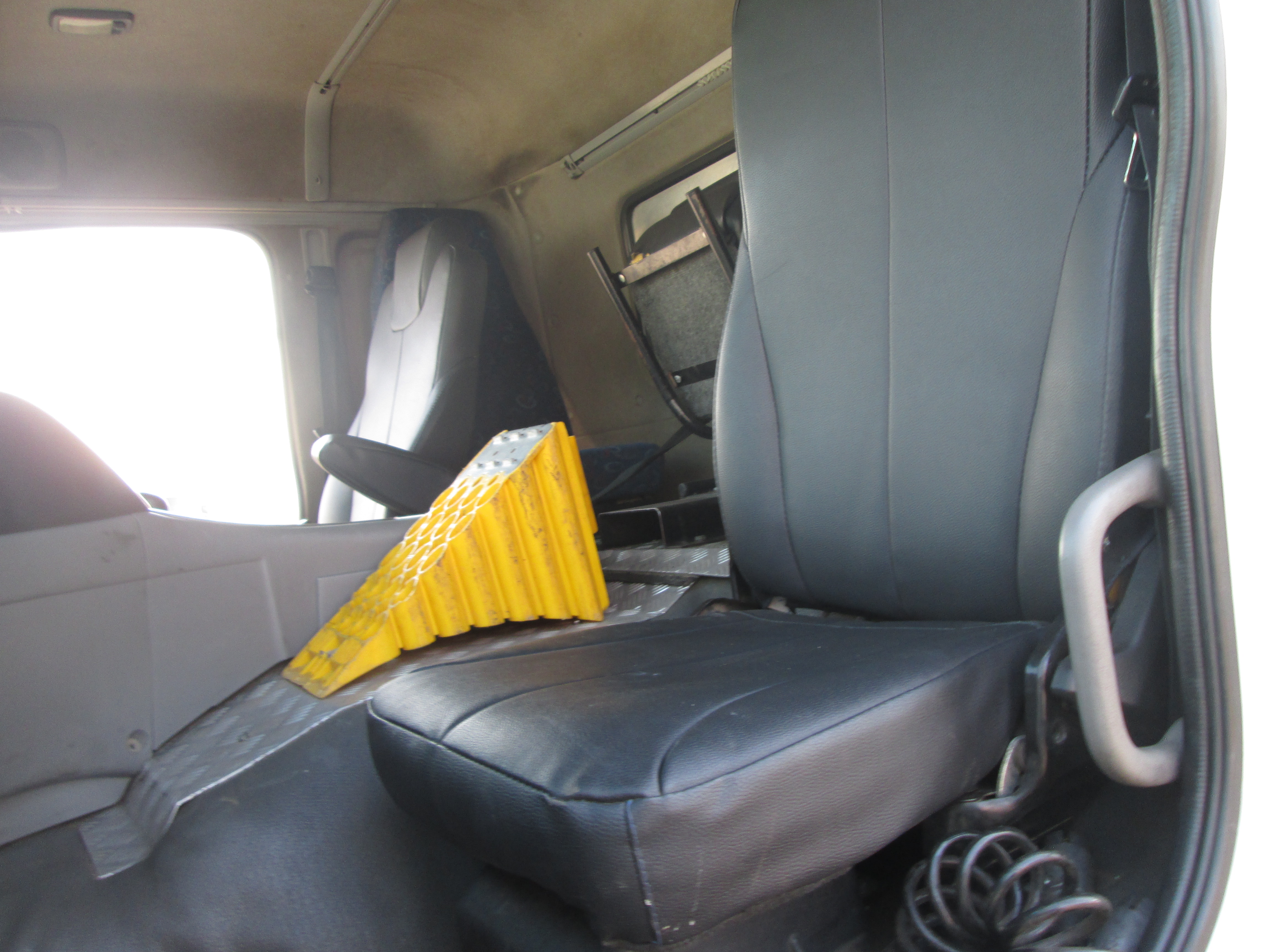 2018 UD QUON GW26-450 TRUCK TRACTOR 253087KM - Image 14