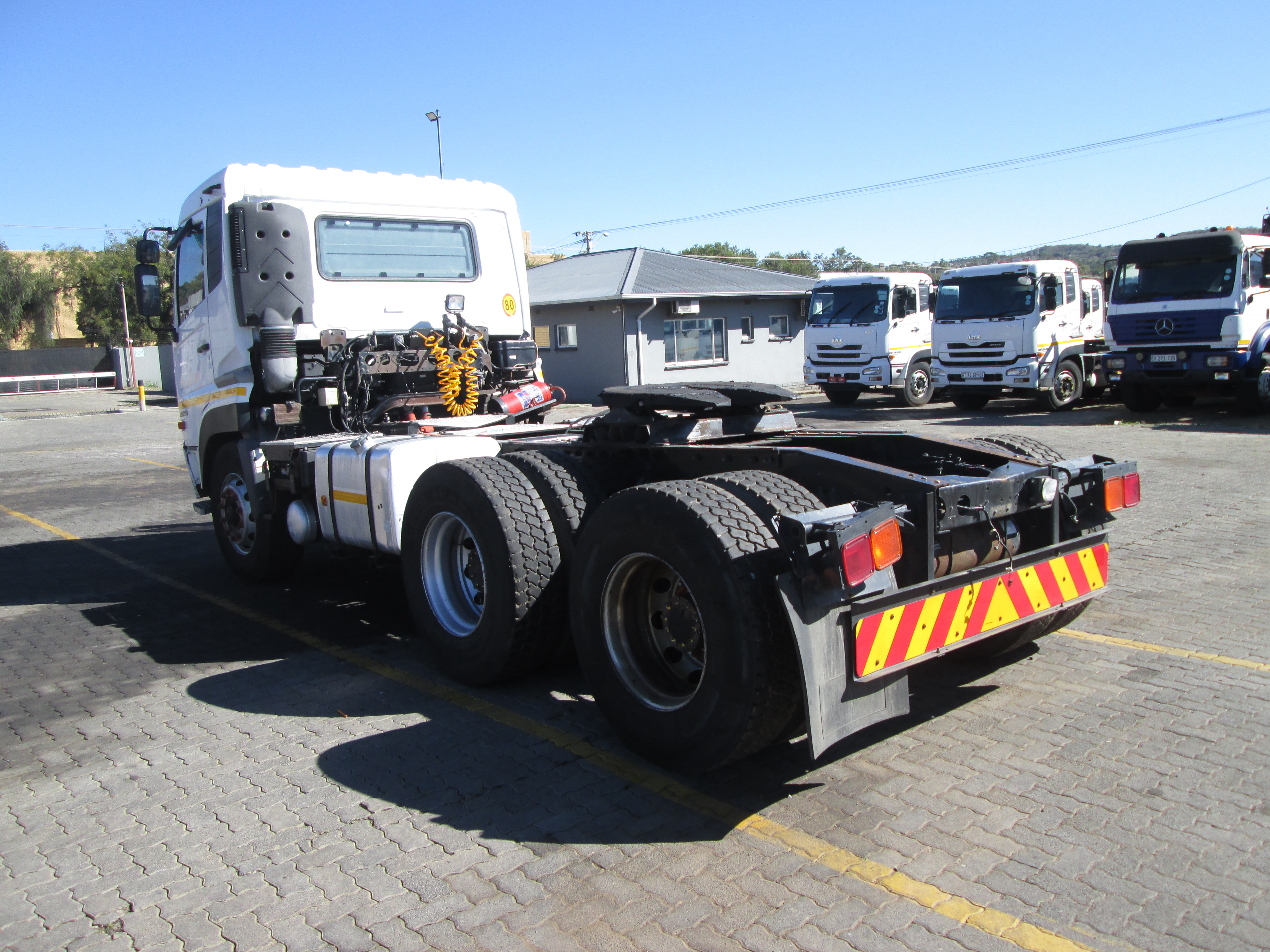 2015 UD QUON GW26-450 TRUCK TRACTOR 296557KM - Image 5