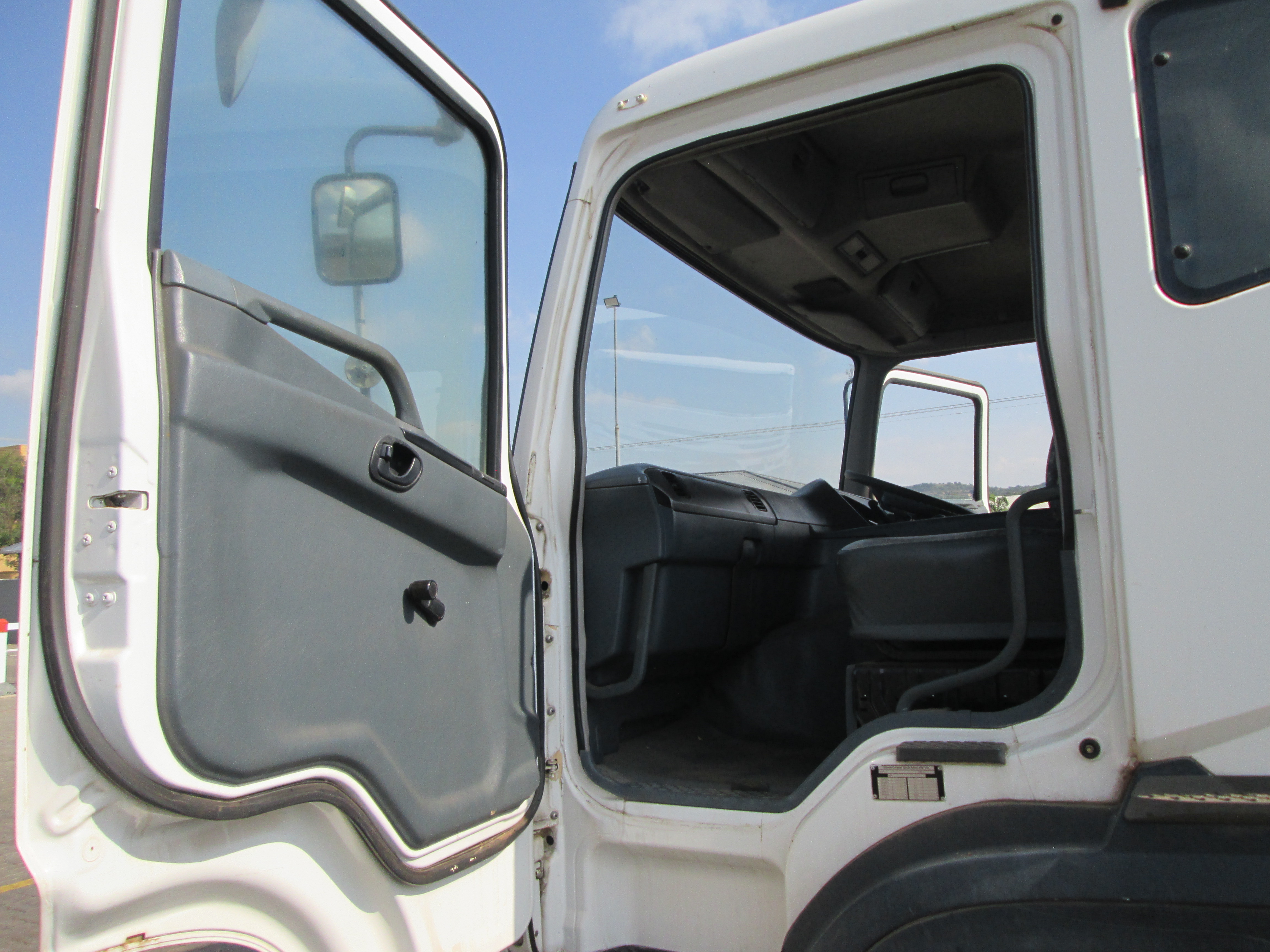 2007 FUSO FV26-340 12TON DROPSIDE WITH P15000L BONFIGLIOLI CRANE 376865KM - Image 14