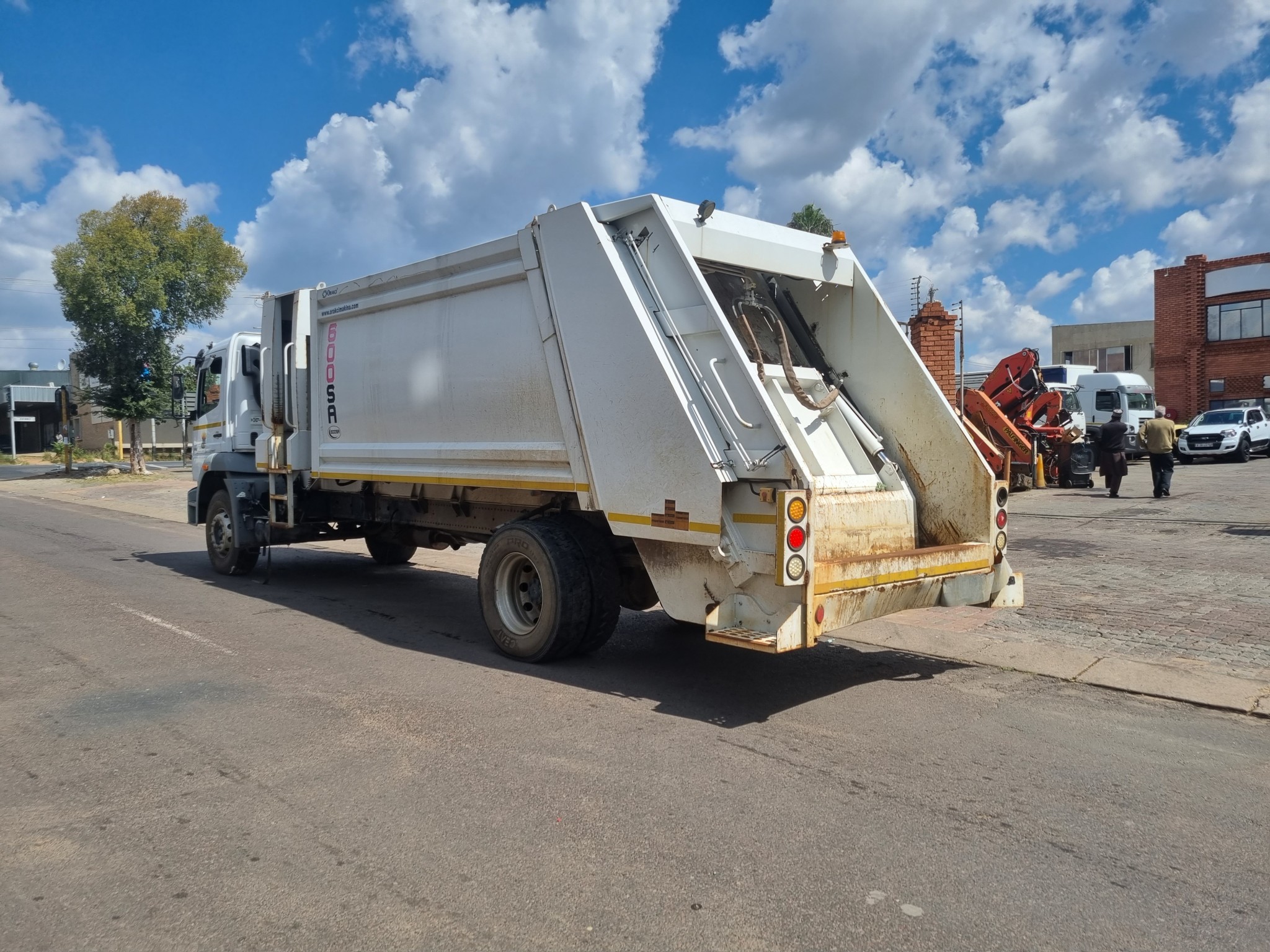 2018 FUSO FJ16-230 13CUBE COMPACTOR - Image 5