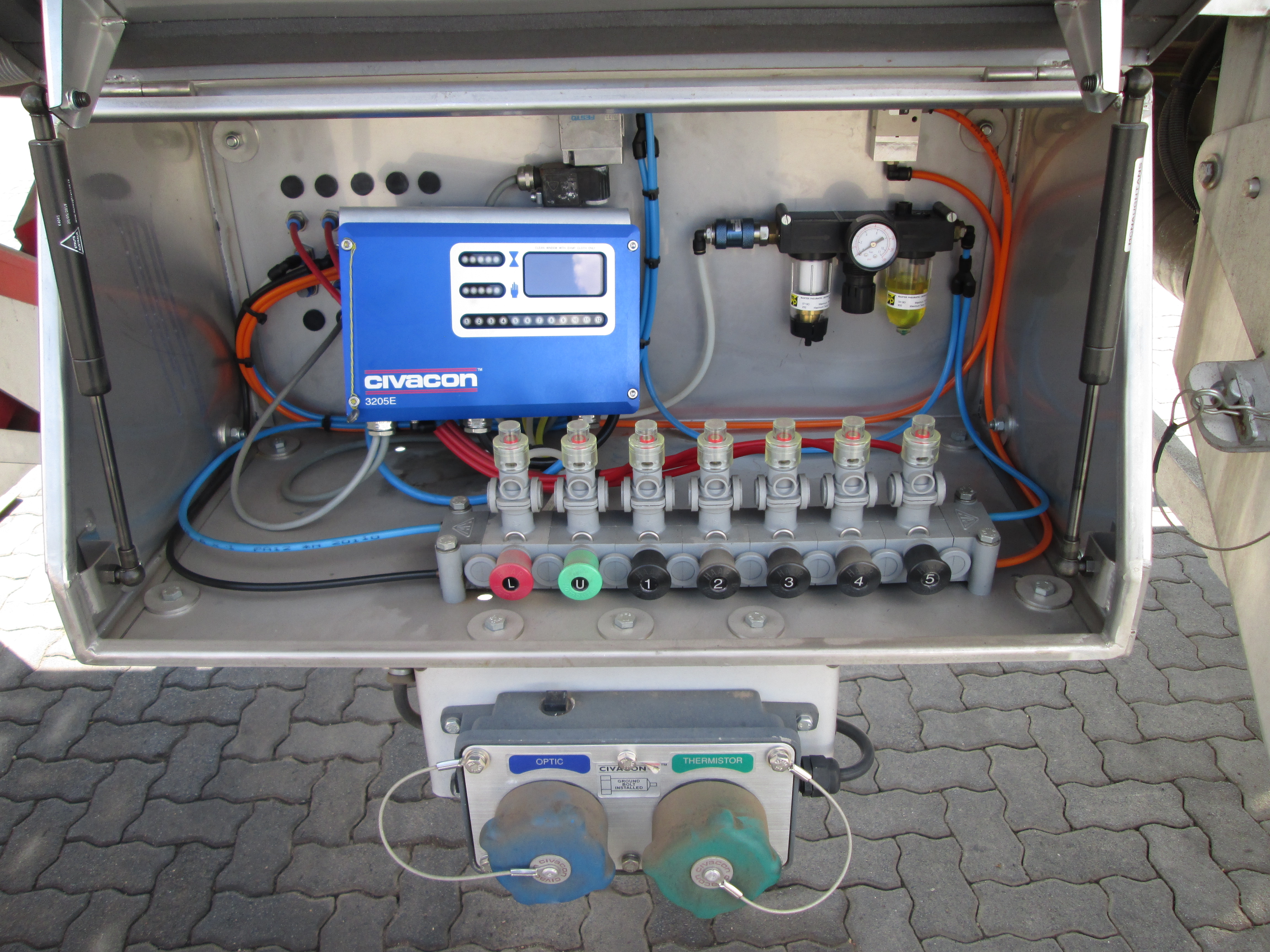 Un-usedTank Clinic 45 000l fuel tanker - Image 10