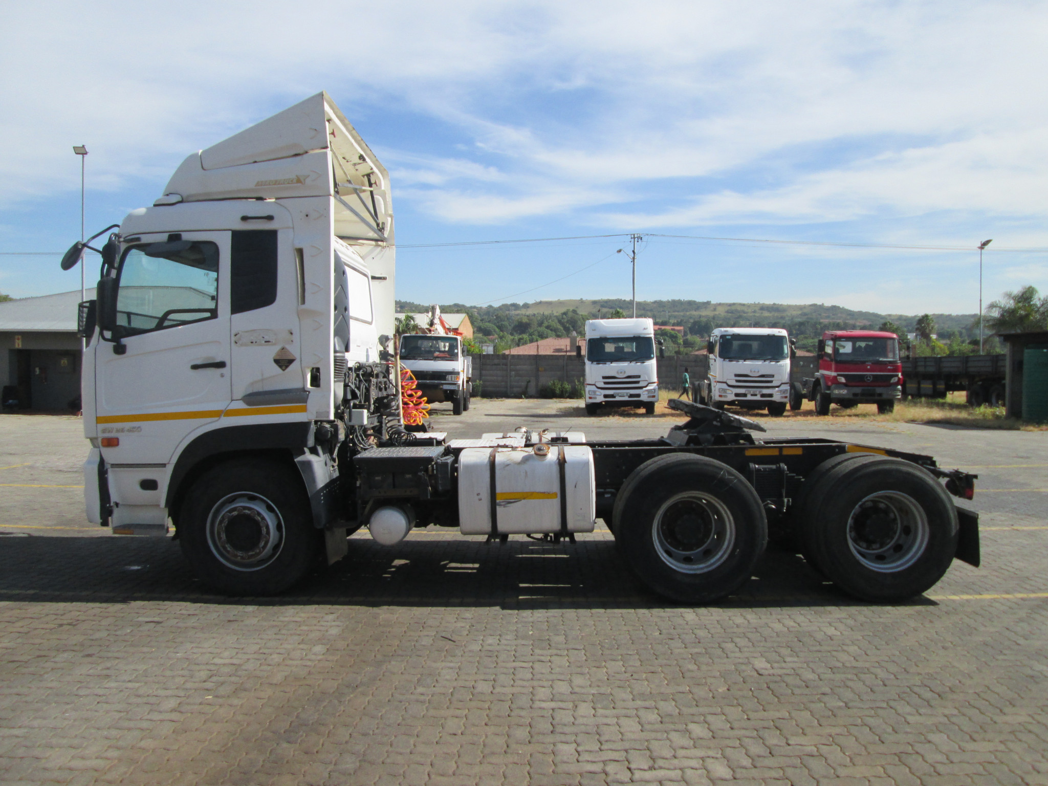 2018 UD QUON GW26-450 TRUCK TRACTOR 304005KM - Image 4