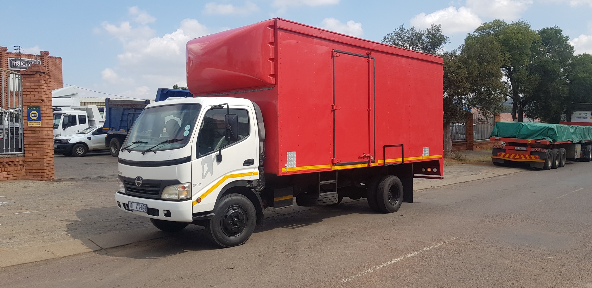 2011 HINO 915 4TON CLOSED BODY TRUCK  - Image 3