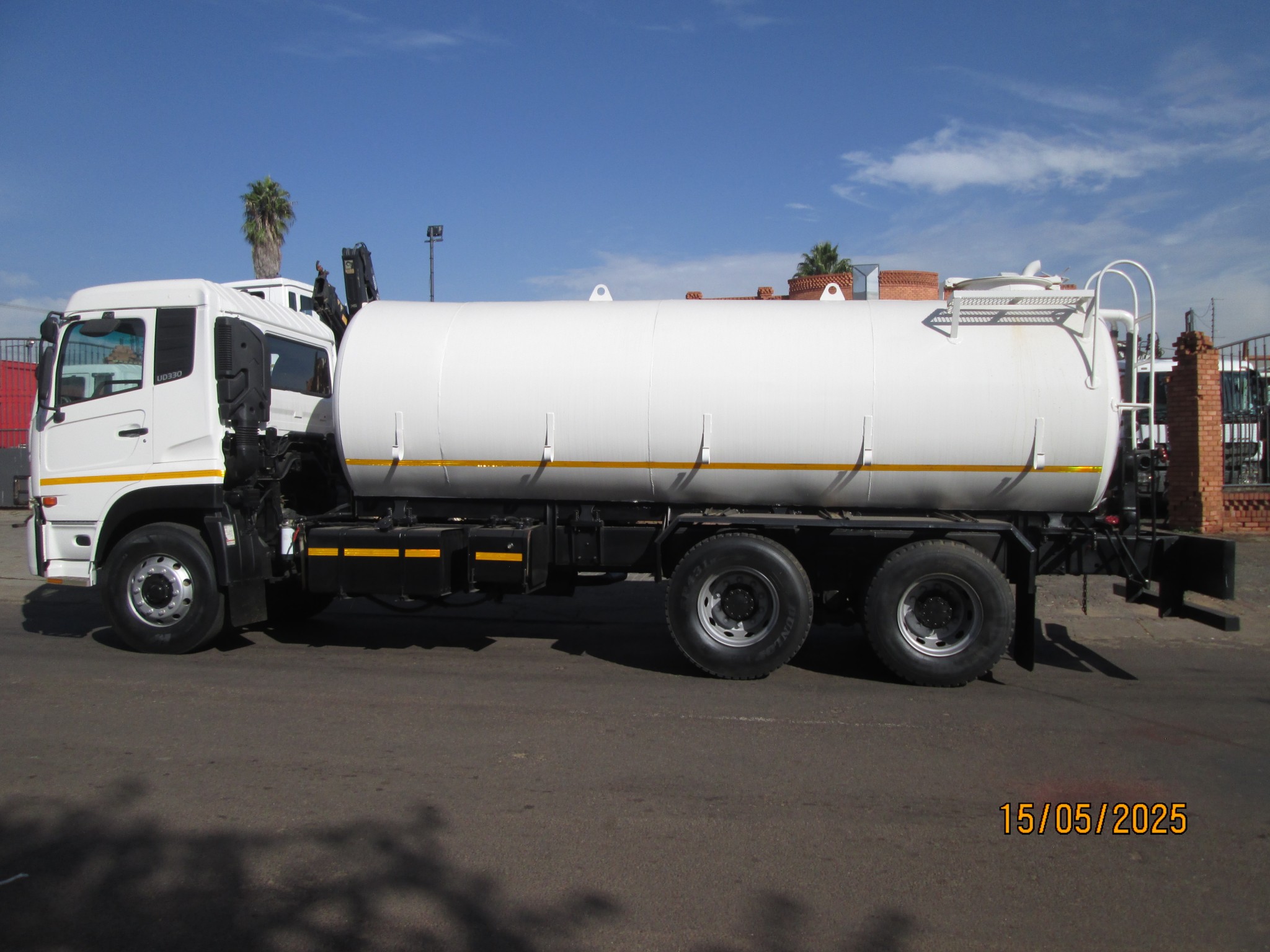 2012 UD330 14000L WATER TANKER - Image 4