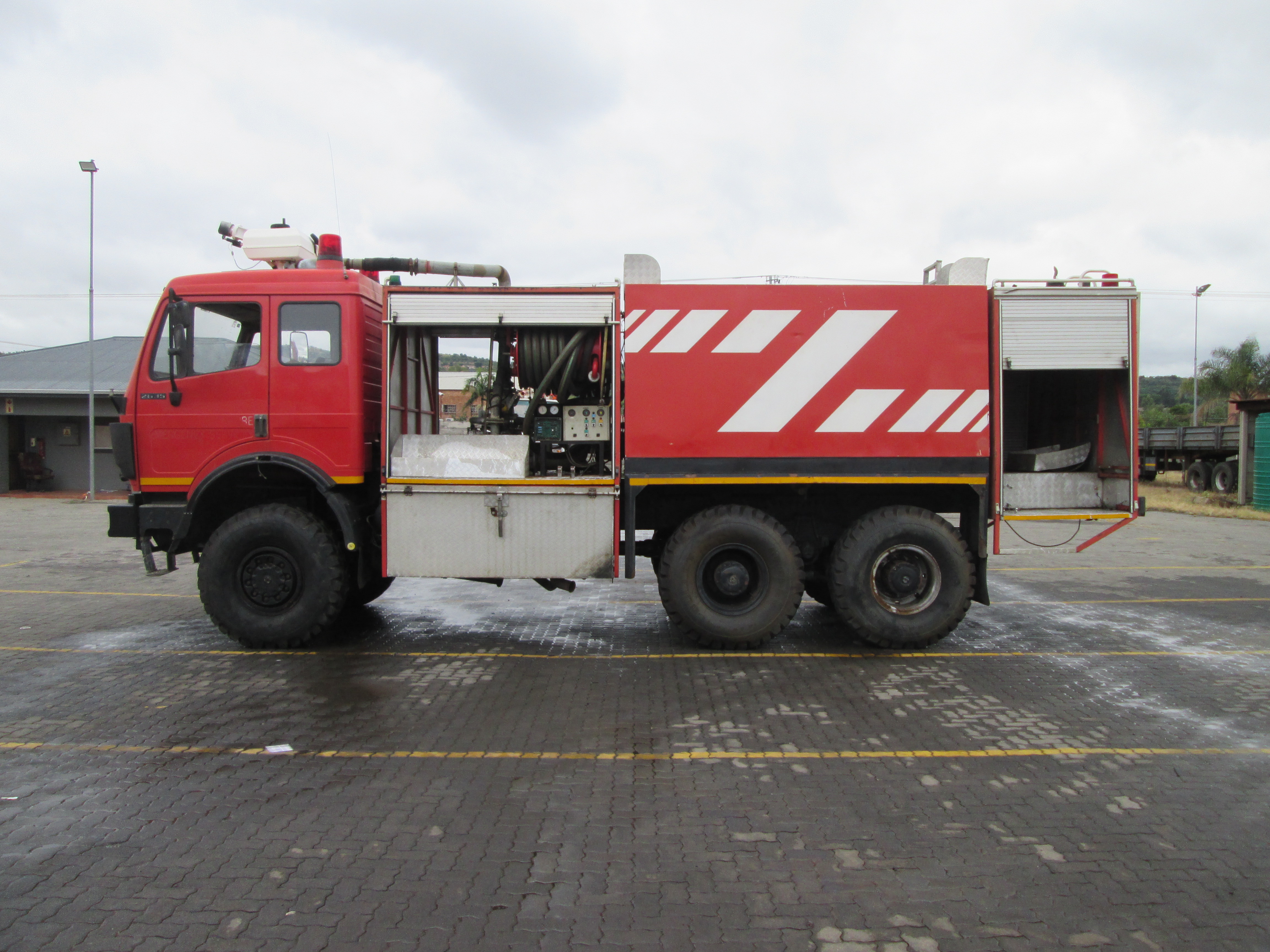 2014 MERCEDES BENZ 2635 ACTROS FIRETRUCK 045317KM - Image 4