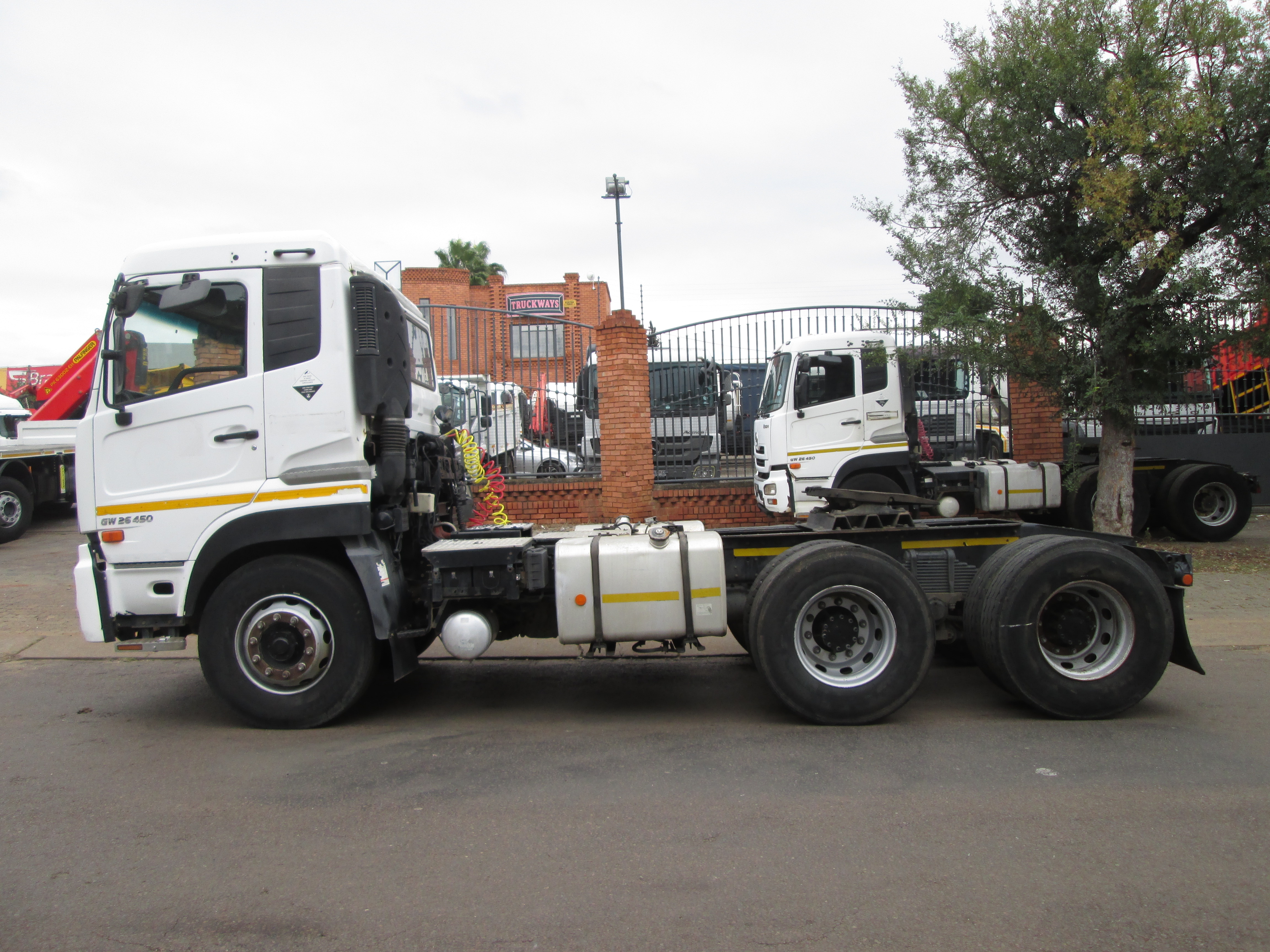 2015 UD QUON GW26-450 TRUCK TRACTOR 265967KM - Image 4