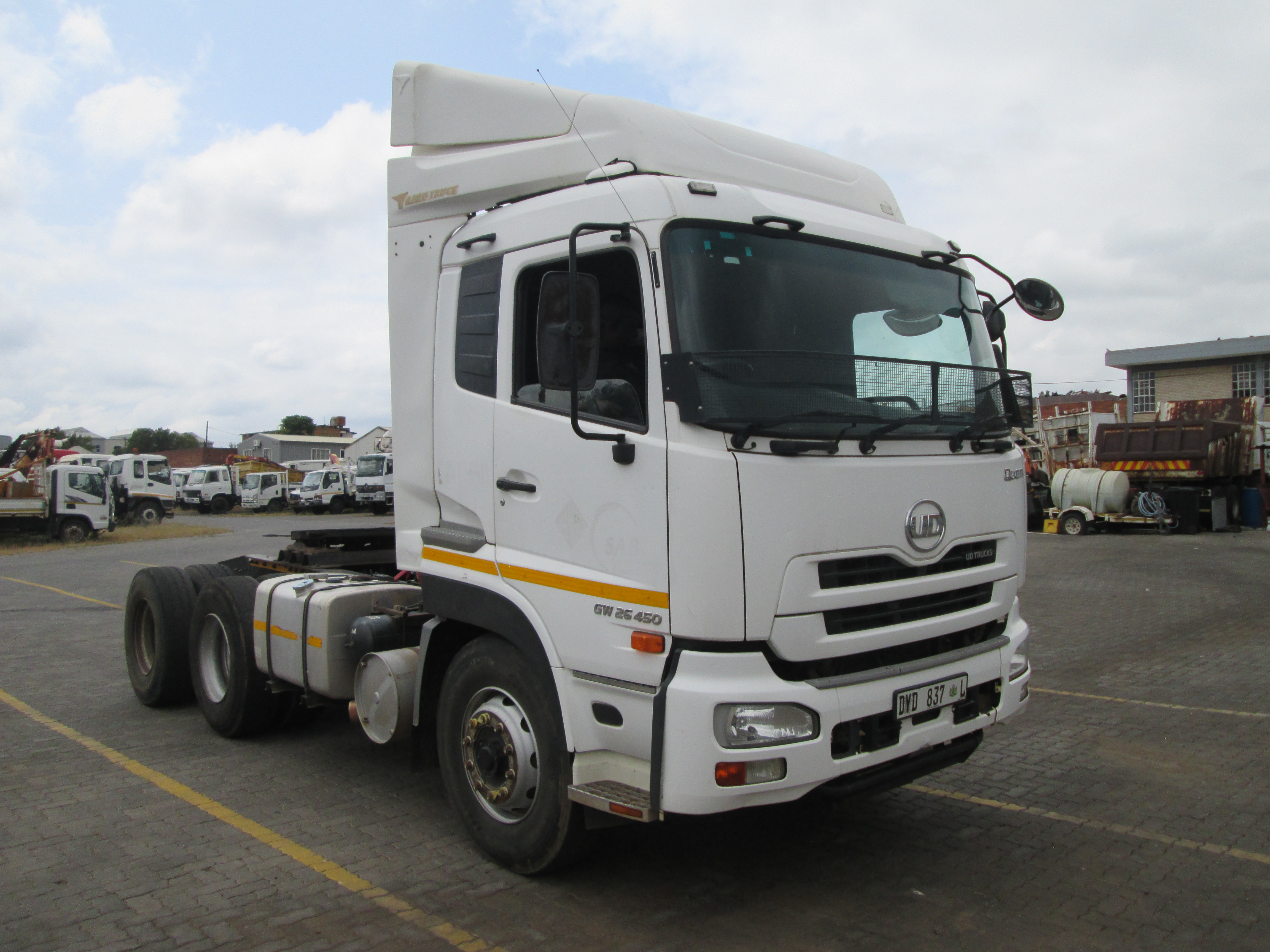 2018 UD QUON GW26-450 TRUCK TRACTOR 365971KM - Image 1