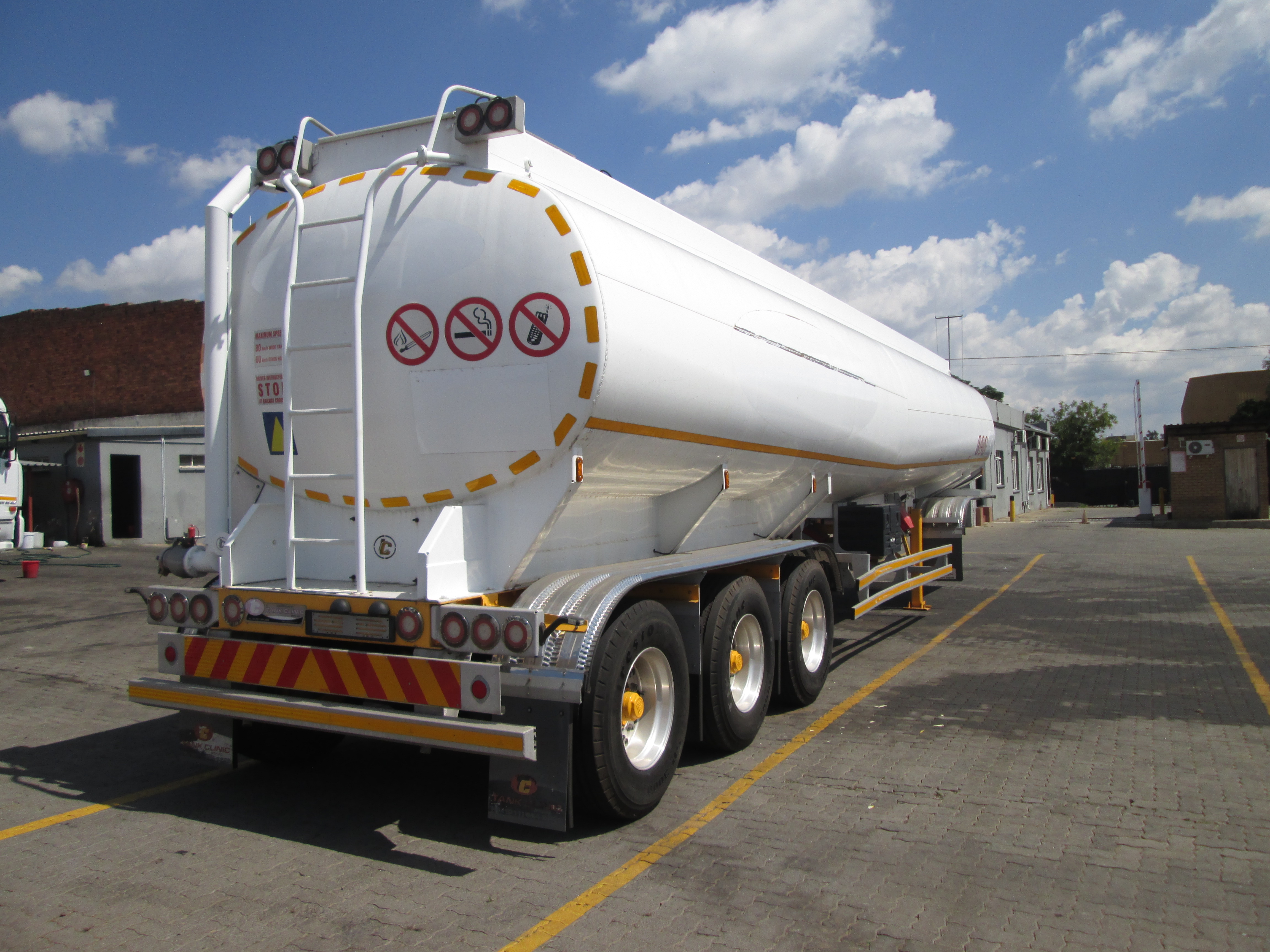 Un-usedTank Clinic 45 000l fuel tanker - Image 8