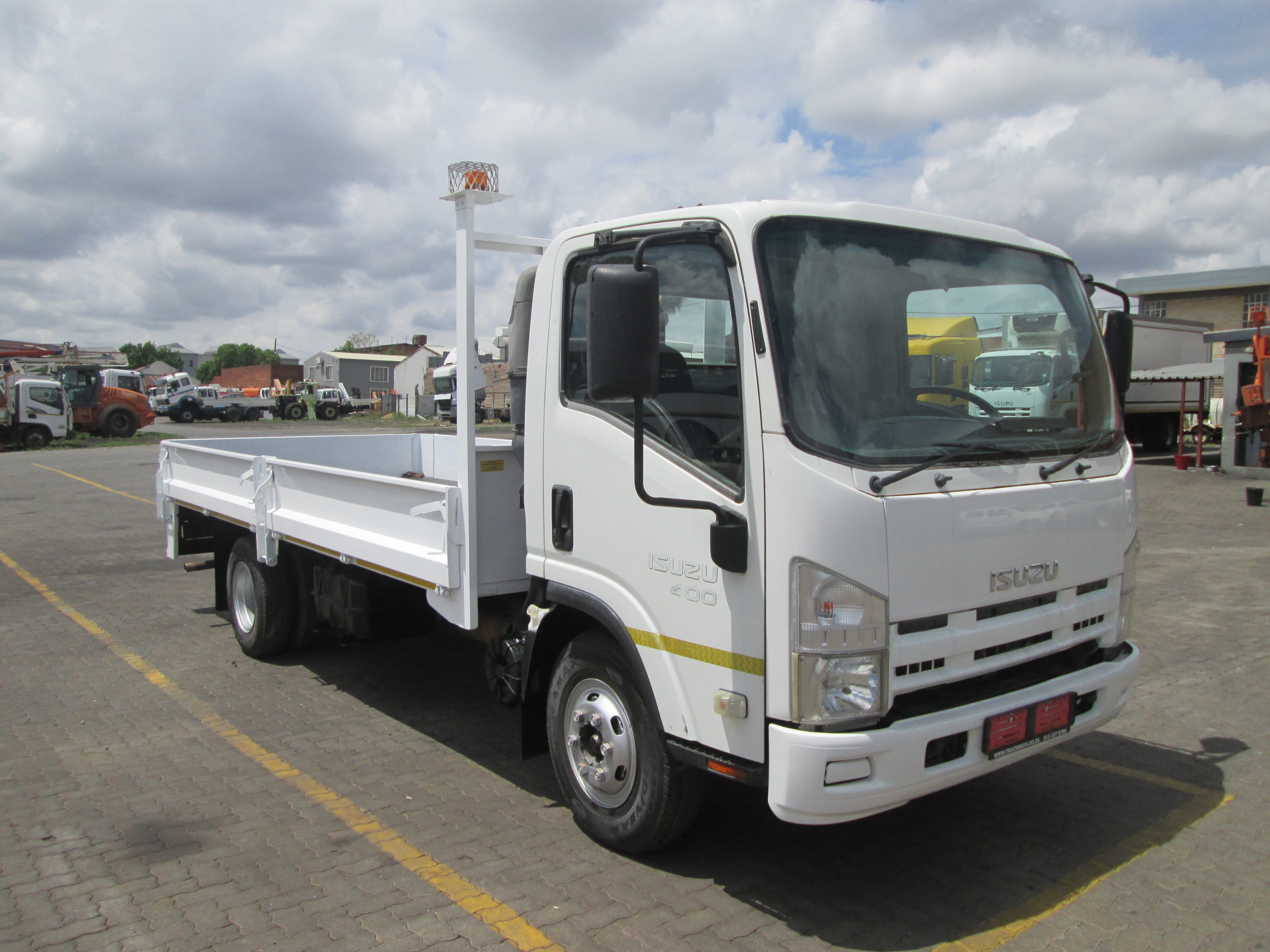 2012 ISUZU NPR400 4TON DROPSIDE BODY TRUCK 98064KM