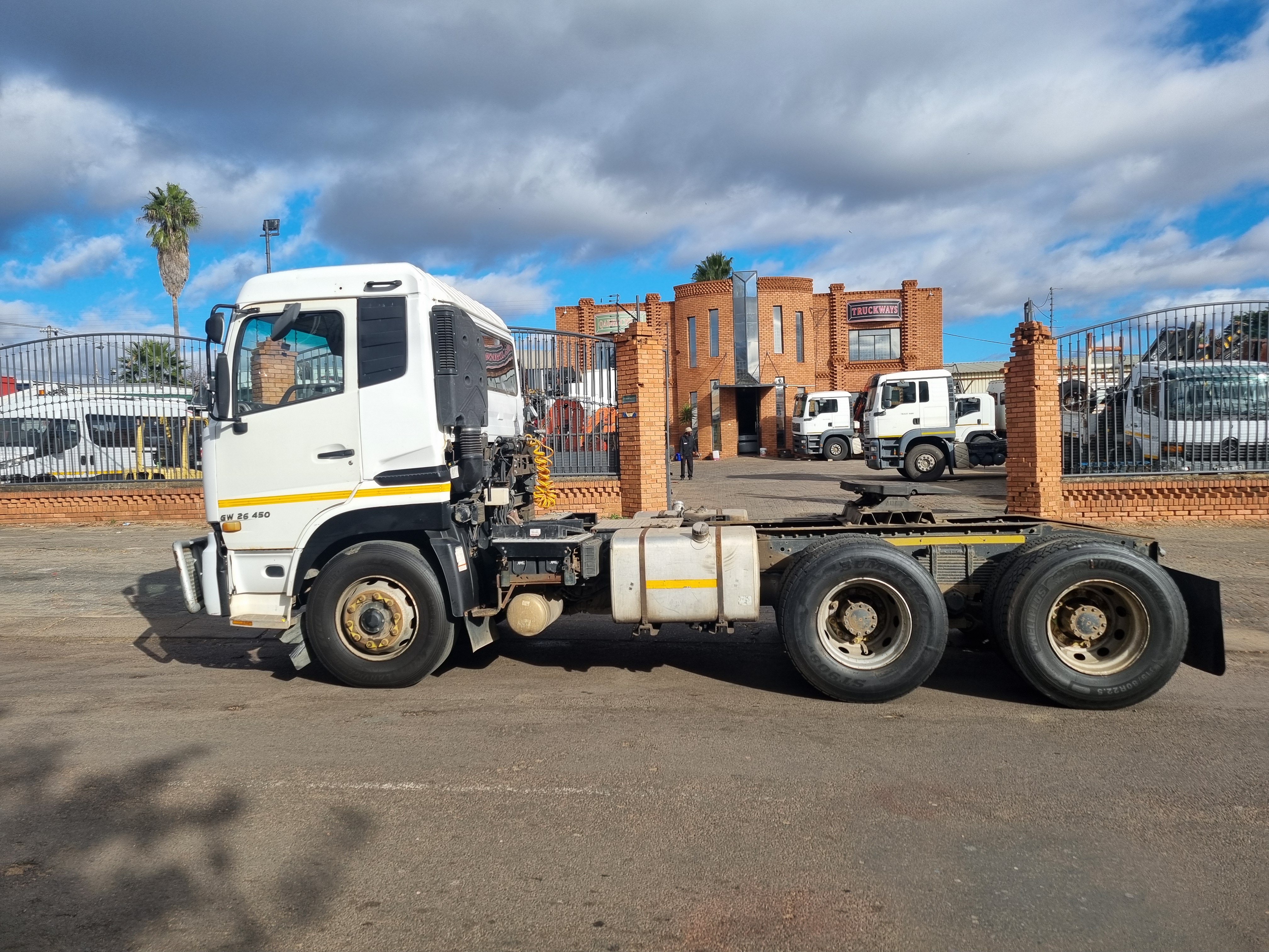 2015 UD QUON GW26-450 TUCK TRACTOR - Image 4