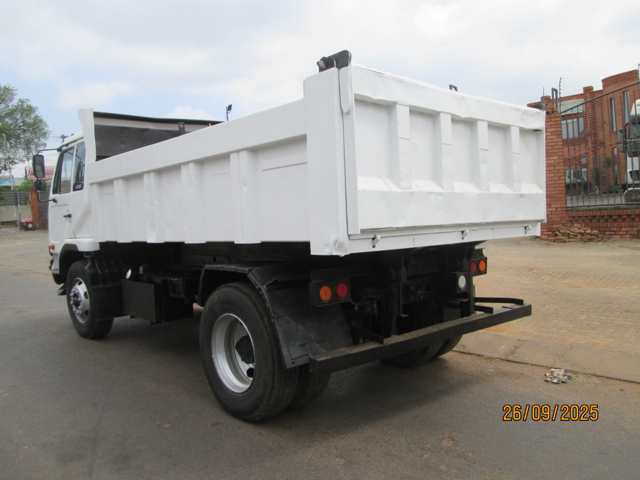 2004 UD85 6CUBE TIPPER - Image 5