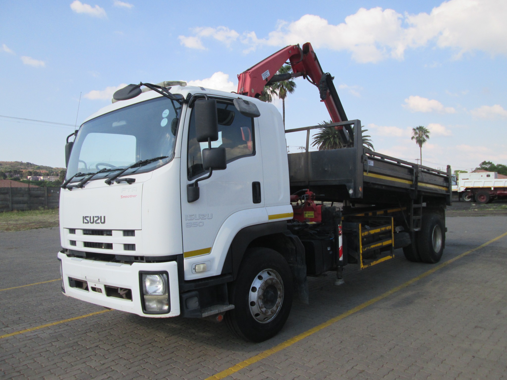 2014 ISUZU FTR850 5CUBE TIPPER DROPSIDE BODY WITH FASSI F80 CRANE AND GRAB - Image 3