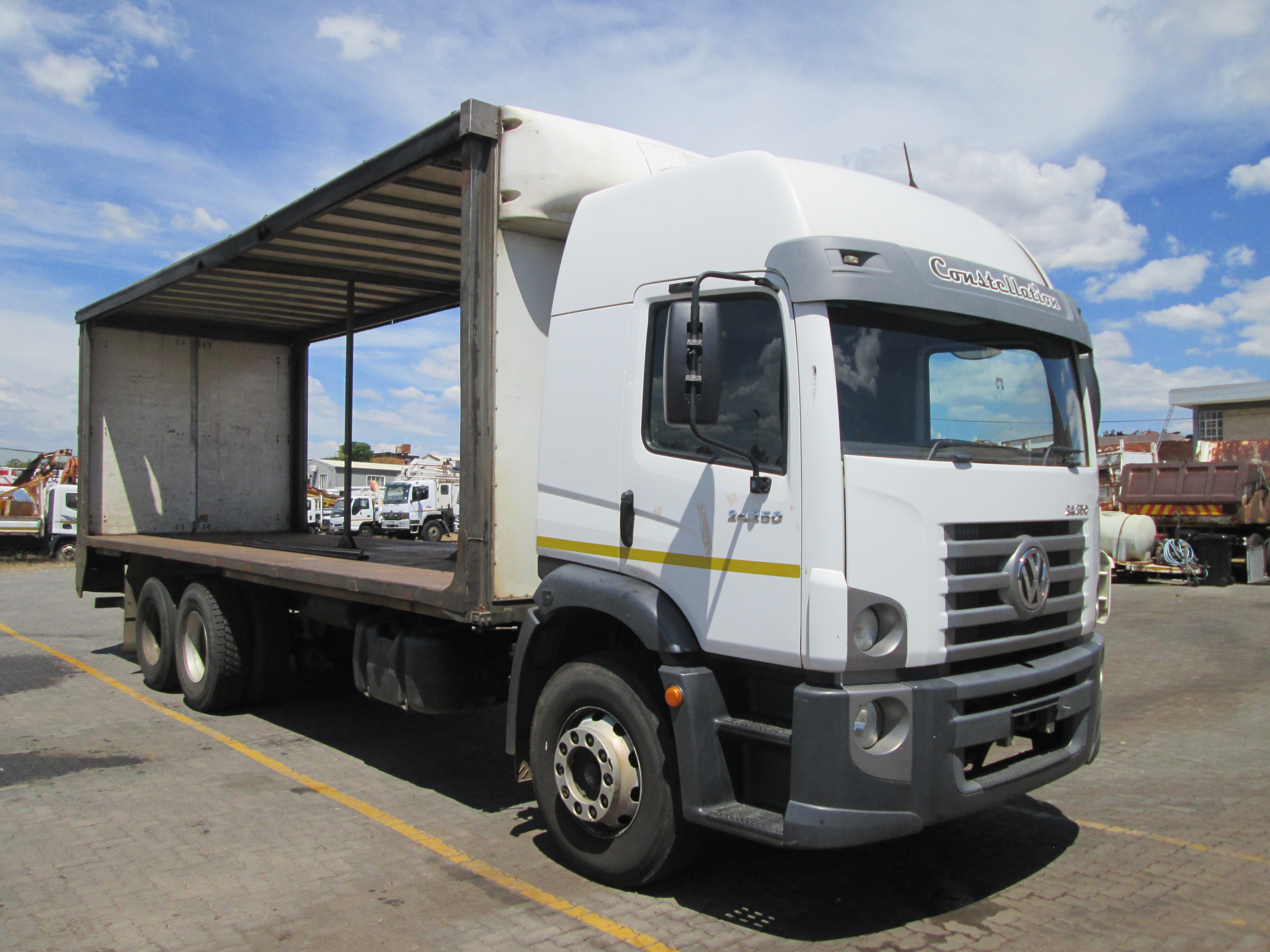 2016 VW CONSTELLATION 24.250 14TON CURTAIN SIDES - 292437KM