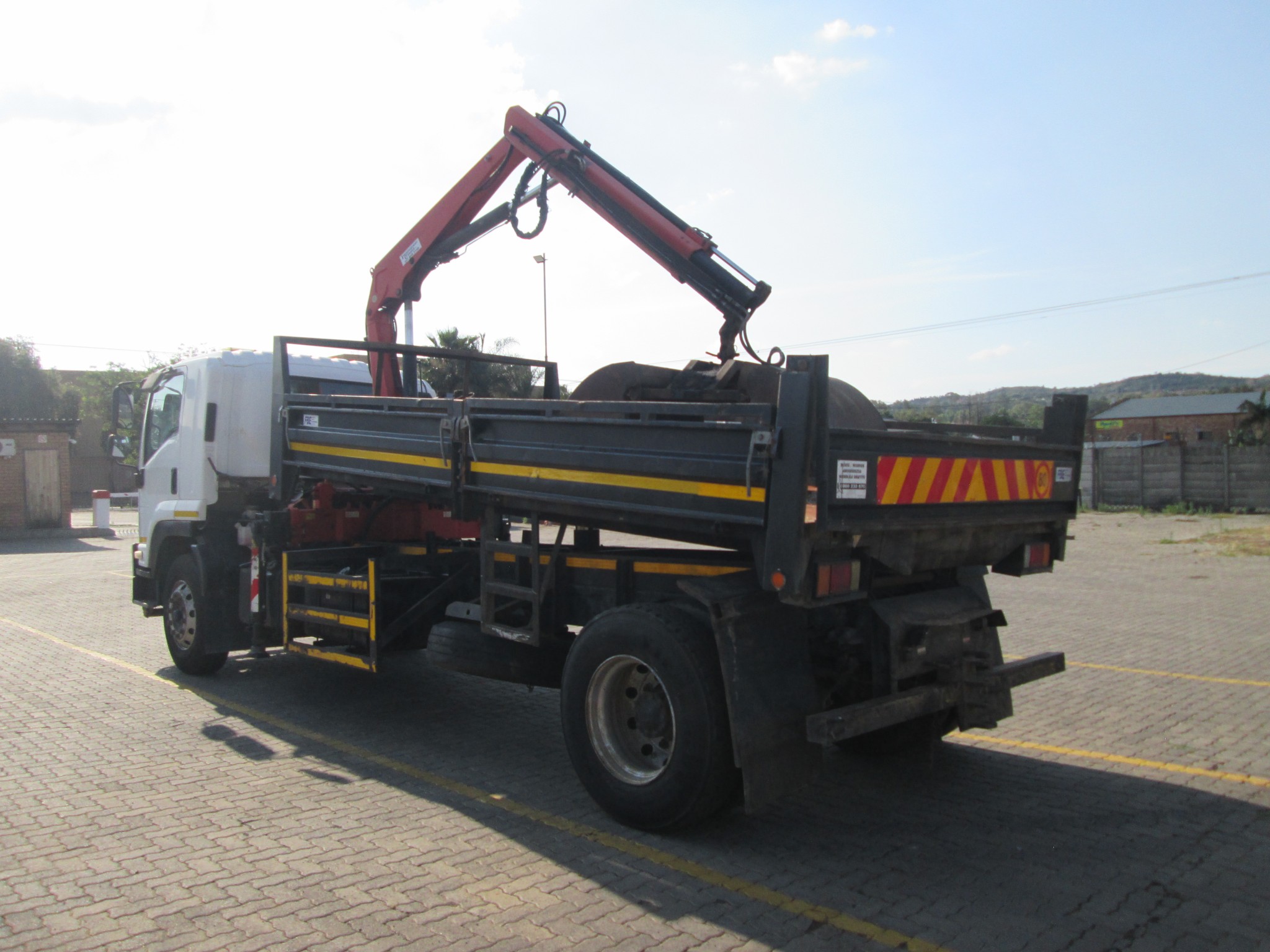 2014 ISUZU FTR850 5CUBE TIPPER DROPSIDE BODY WITH FASSI F80 CRANE AND GRAB - Image 5