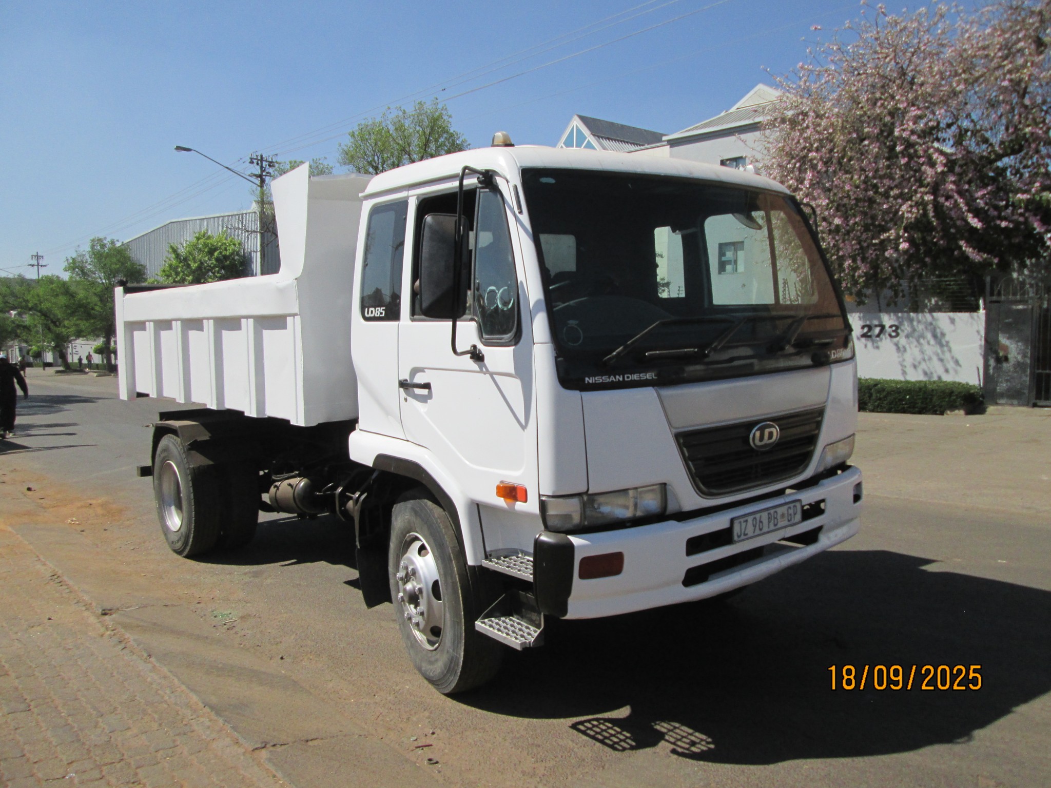 2004 UD85 6CUBE TIPPER - Image 1