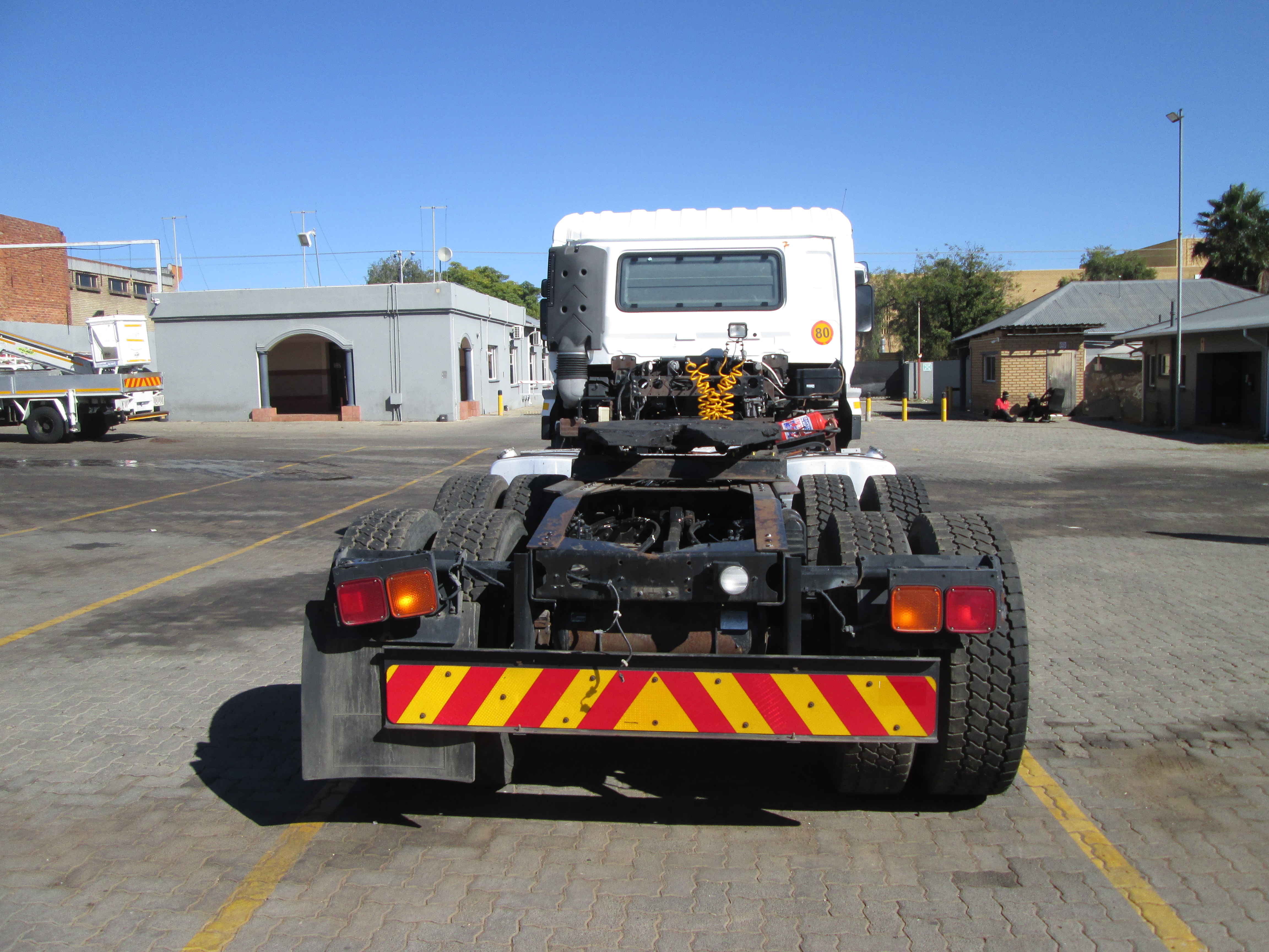 2015 UD QUON GW26-450 TRUCK TRACTOR 296557KM - Image 6