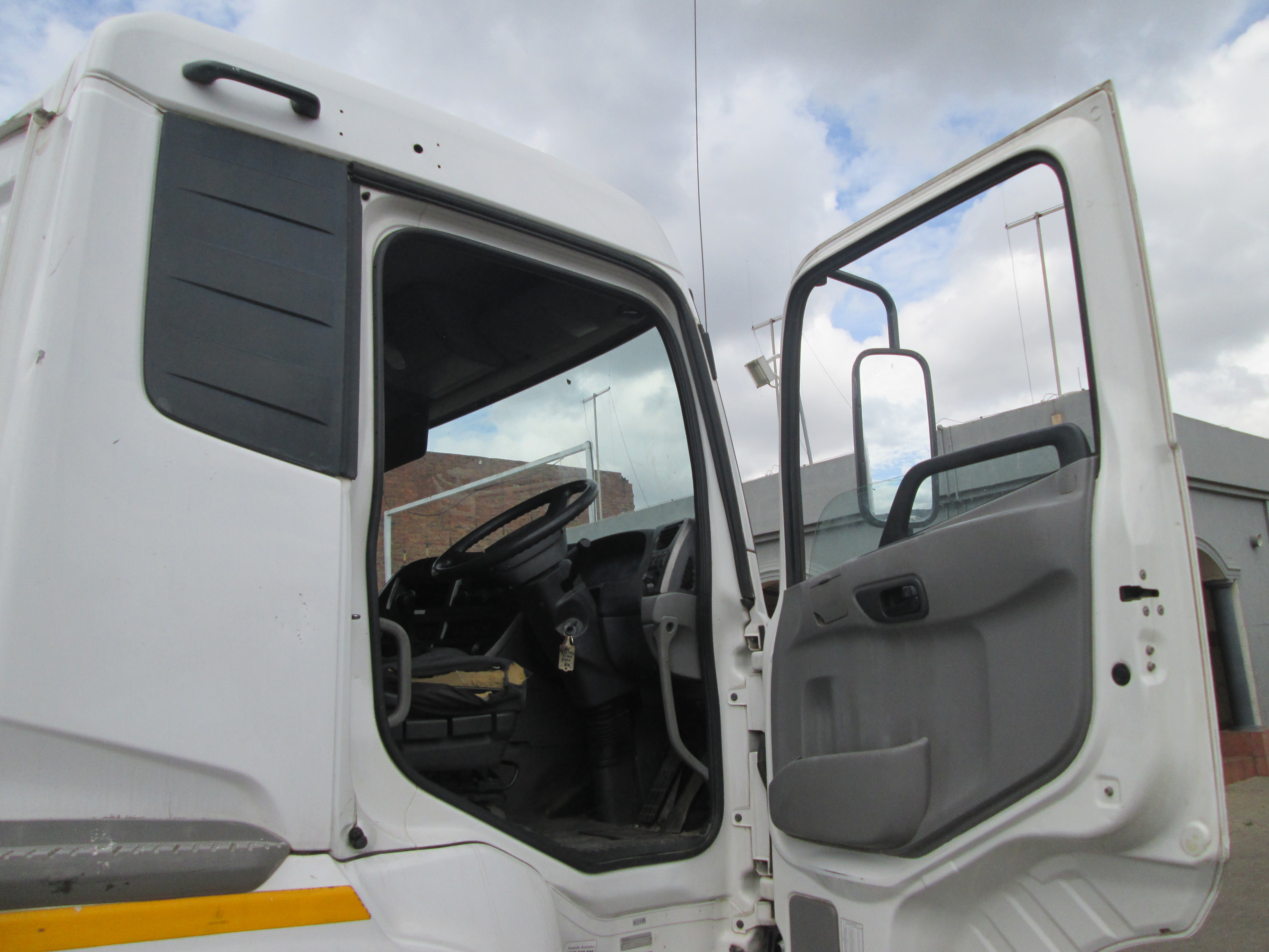 2019 UD QUON GW26-450 TRUCK TRACTOR 190585KM - Image 9