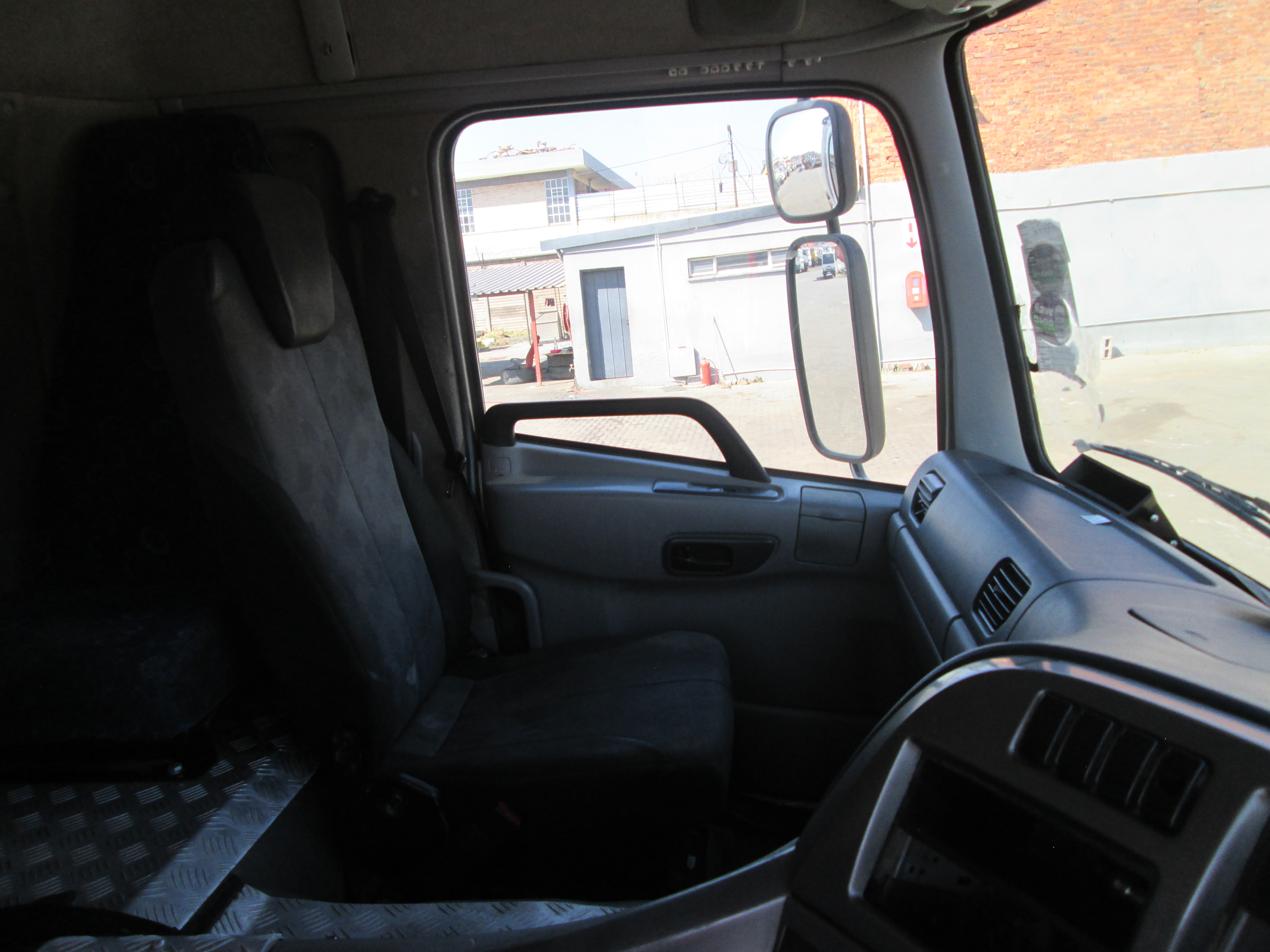 2019 UD QUON GW26-450 TRUCK TRACTOR 217418KM - Image 12