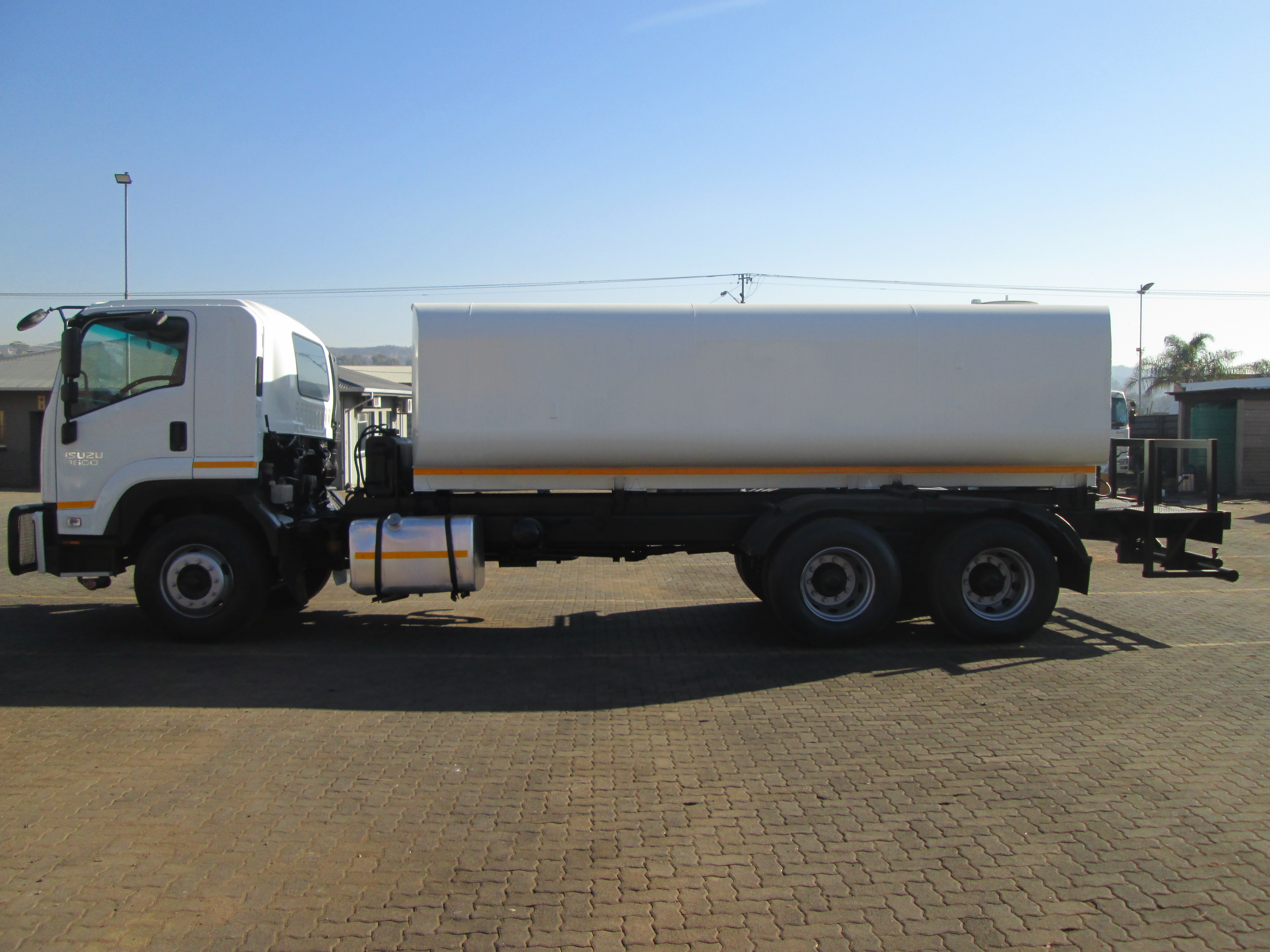 2011 ISUZU FVZ1400 16000L WATER TANKER 453822KM - Image 4