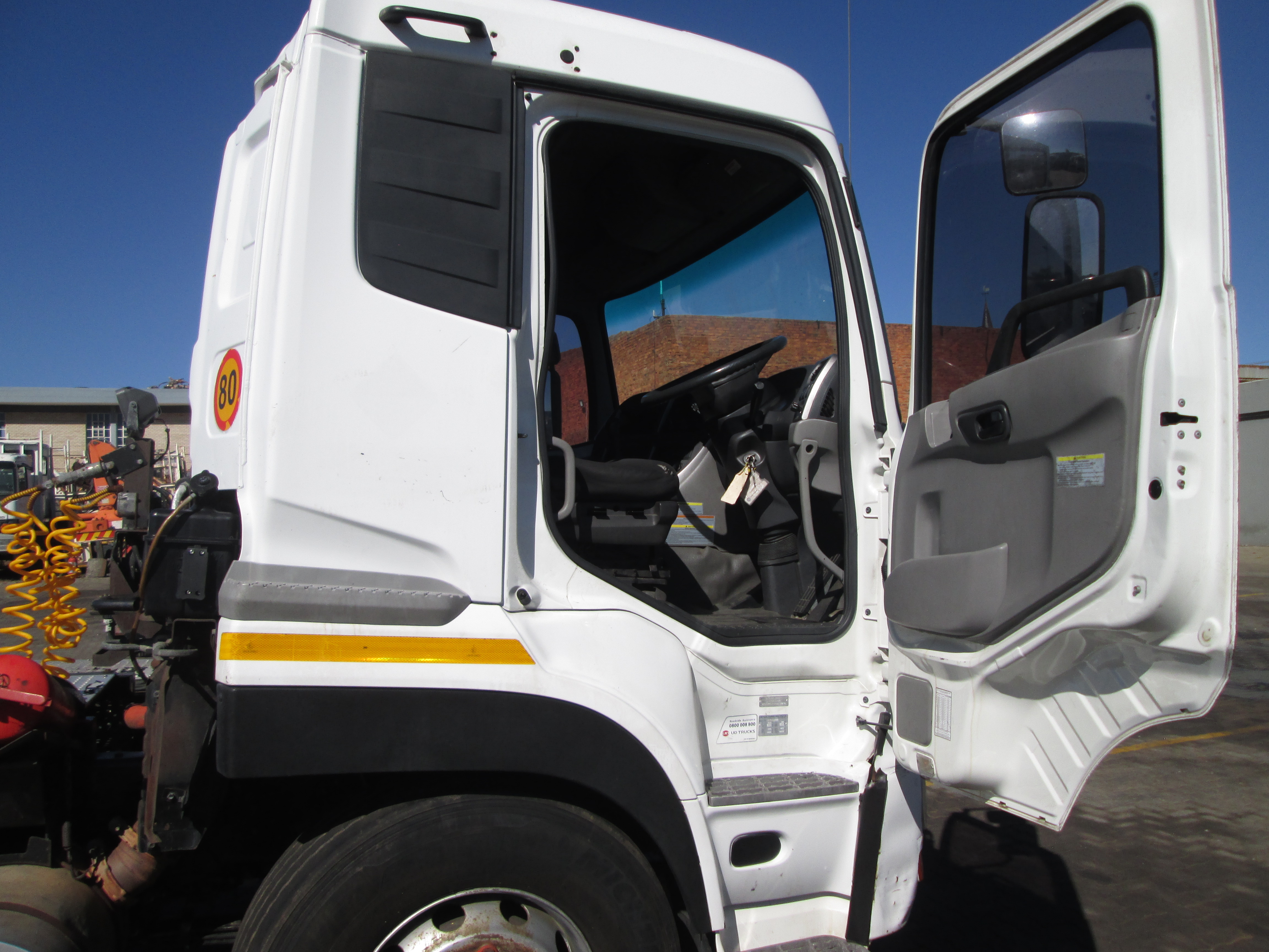 2015 UD QUON GW26-450 TRUCK TRACTOR 296557KM - Image 13