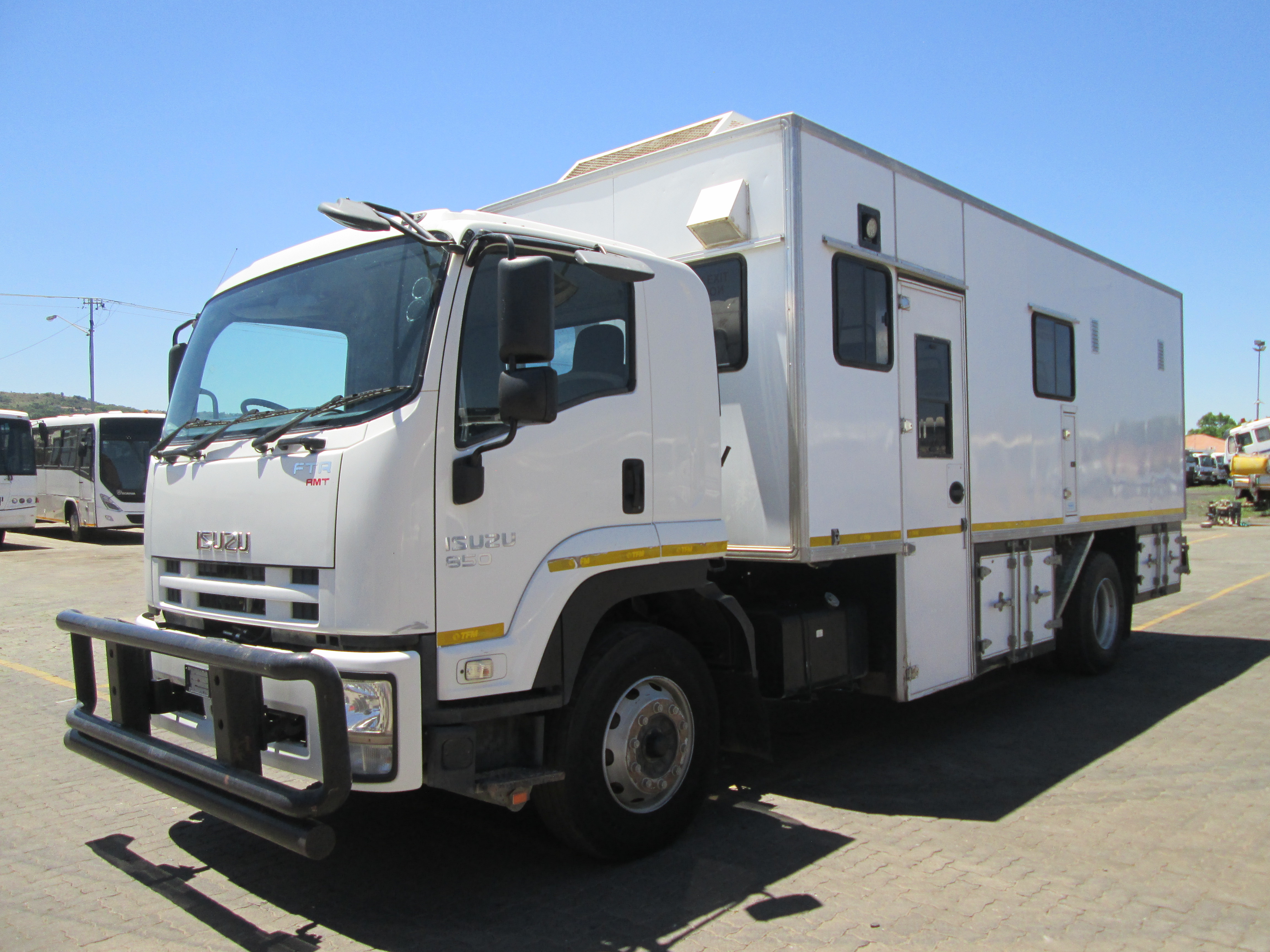2021 ISUZU FTR850 A SEATER PASSENGER POD FEATURING AN INTEGRATED REAR WORKSTATION, DEDICATED CLIMATE CONTROL, AND EXTERNAL TOOLBOX DRAWERS - 167914KM - Image 15