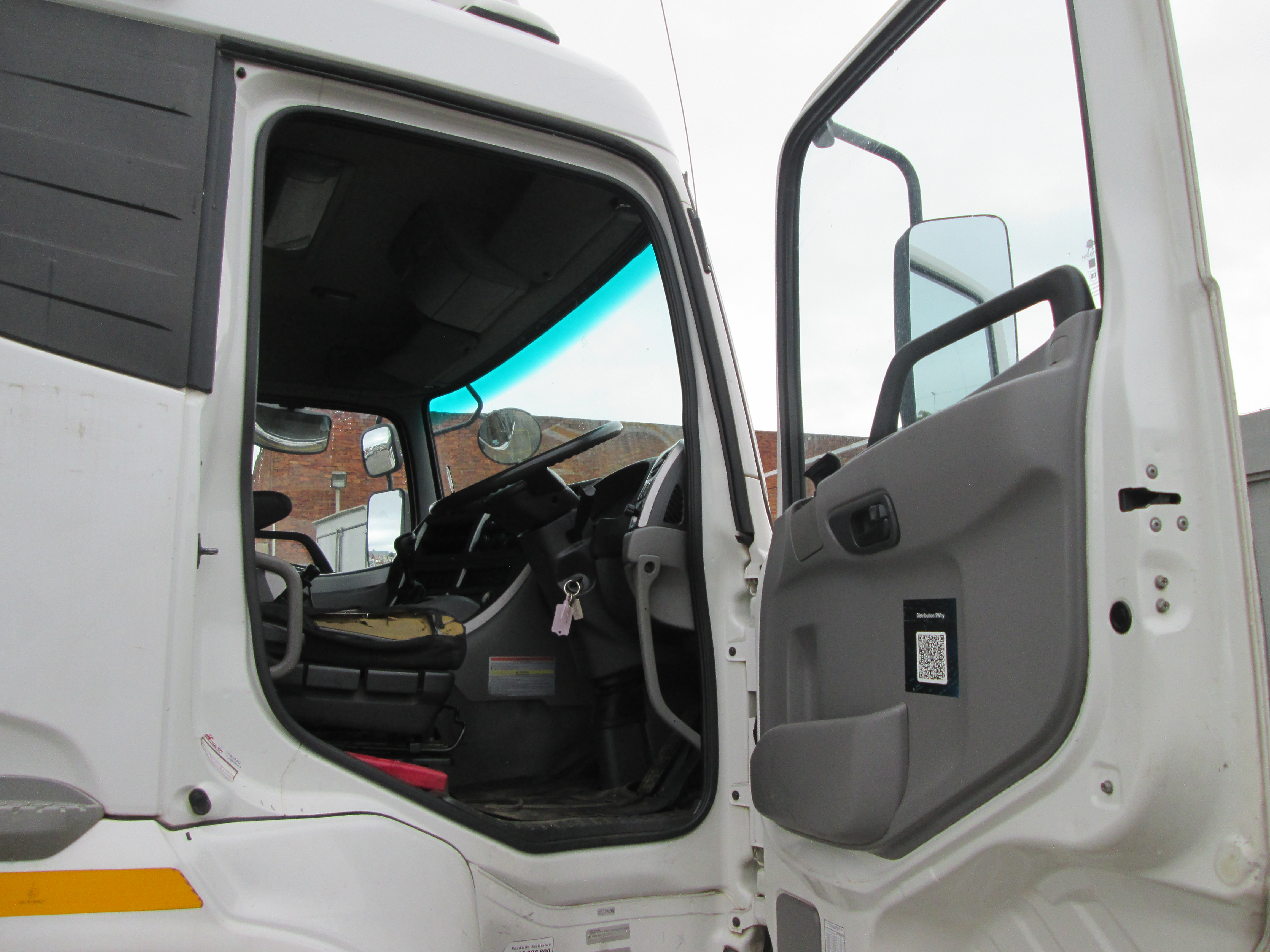 2018 UD QUON GW26-450 TRUCK TRACTOR 265596KM - Image 9