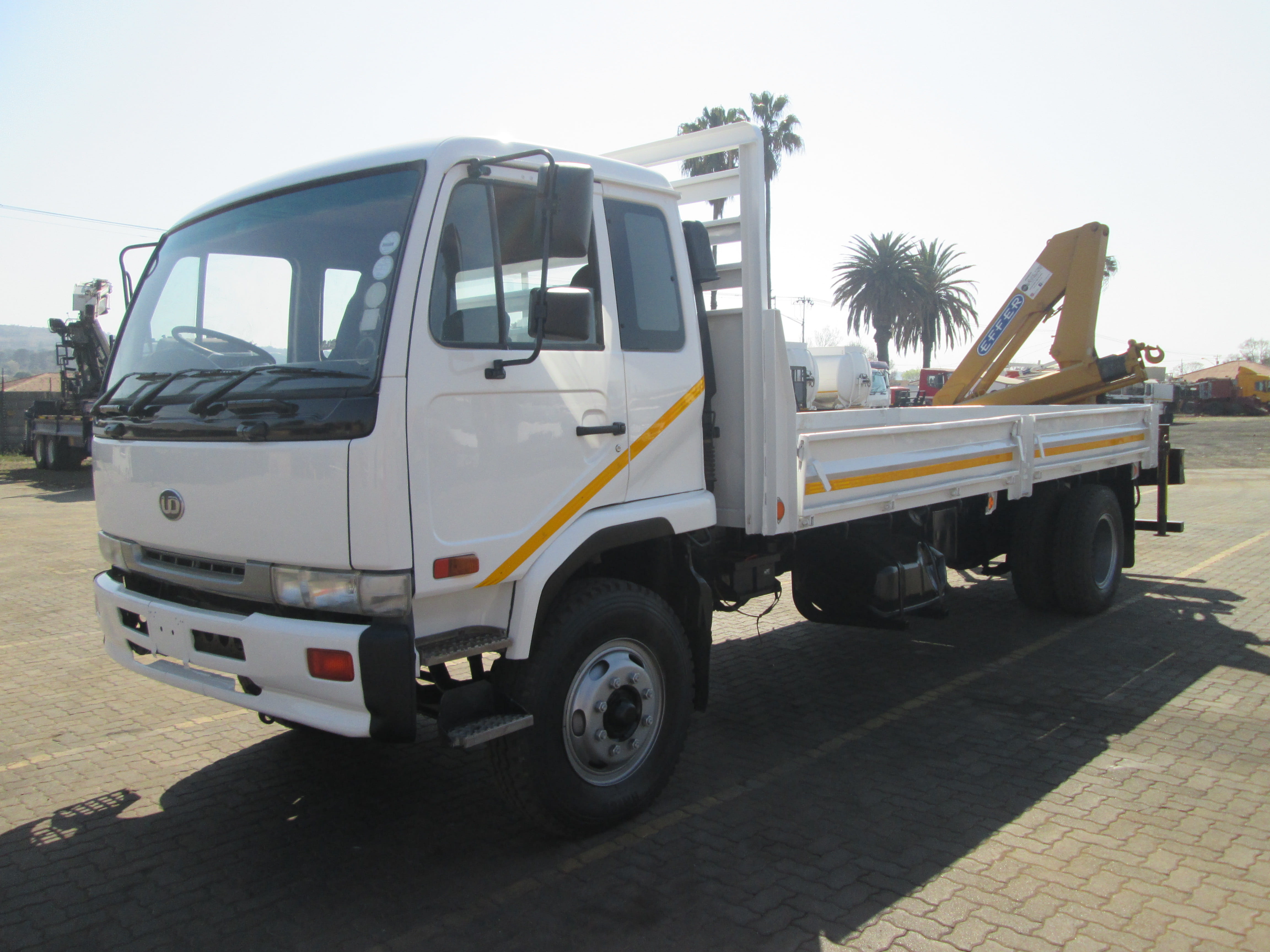 2000 UD80 8TON DROPSIDE WITH EFFER 75 CRANE - 138660KM - Image 3