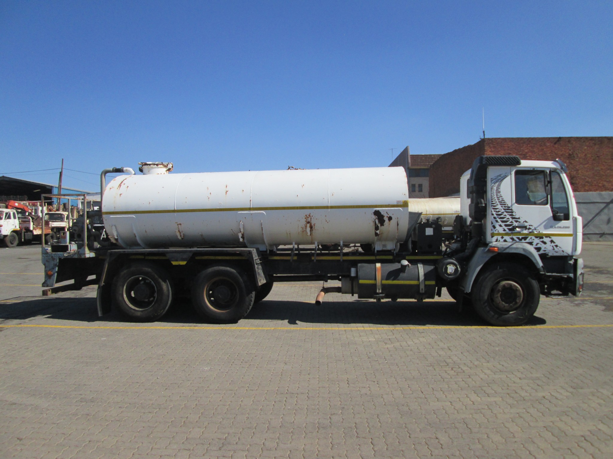 2018 MAN CLA26.280 12000L WATER TANKER - Image 8