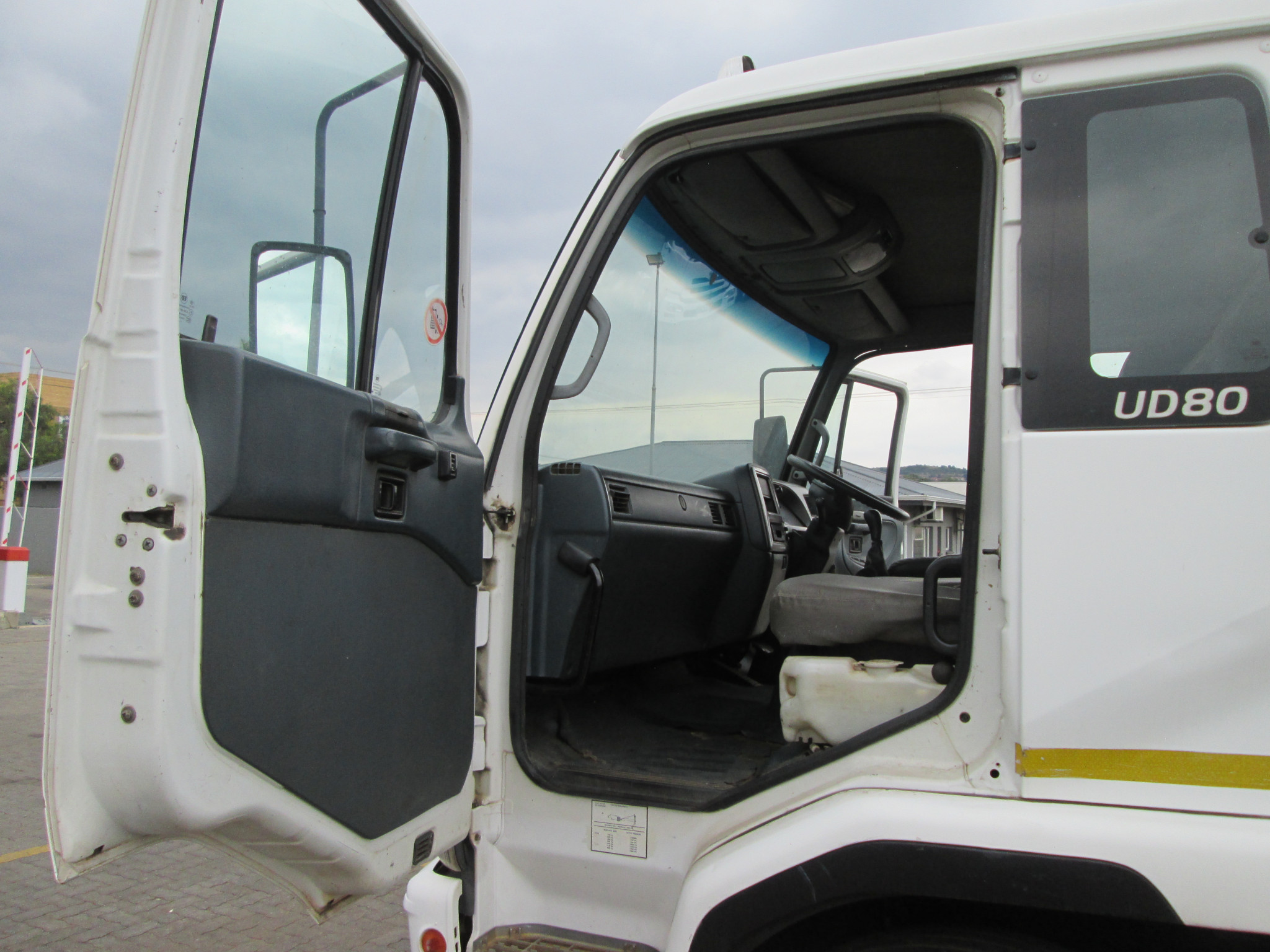 2011 UD TRUCK UD80 8TON DROPSIDE WITH FASSI F65 CRANE & CREWCAB - Image 11